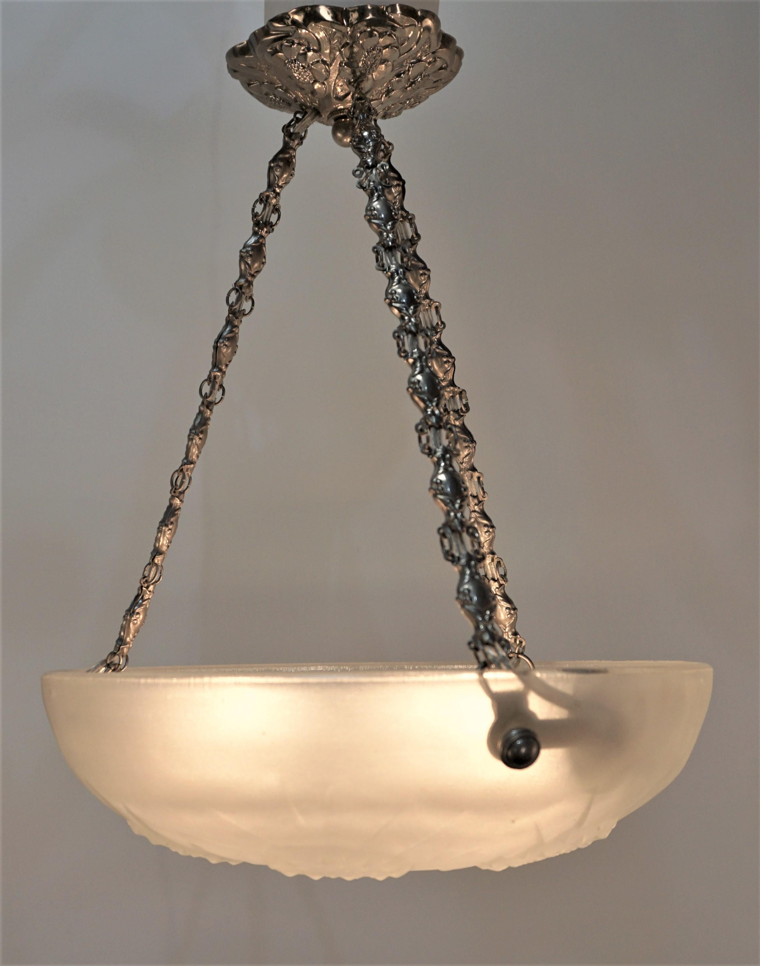 Lustre Art déco créé en France dans les années 1930 par Noverdy. 
Lampe à trois lumières en nickel sur chaîne et baldaquin en laiton.
Recâblage professionnel et prêt à être installé.
