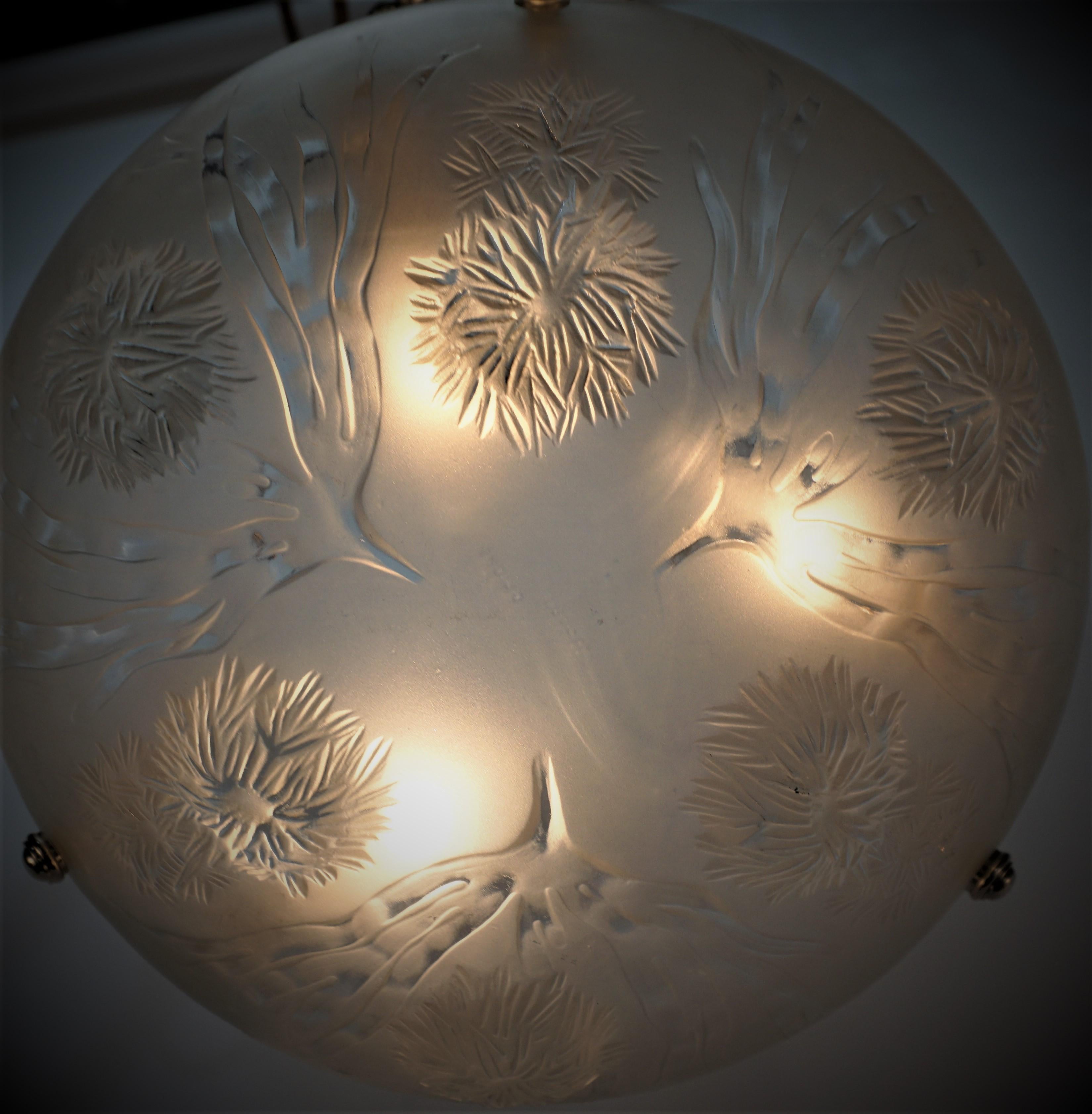 Un fabuleux petit lustre Art Déco en verre satiné clair avec une haute lumière claire suspendue avec des ferrures en nickel.
Trois lampes de 100 watts max chacune.