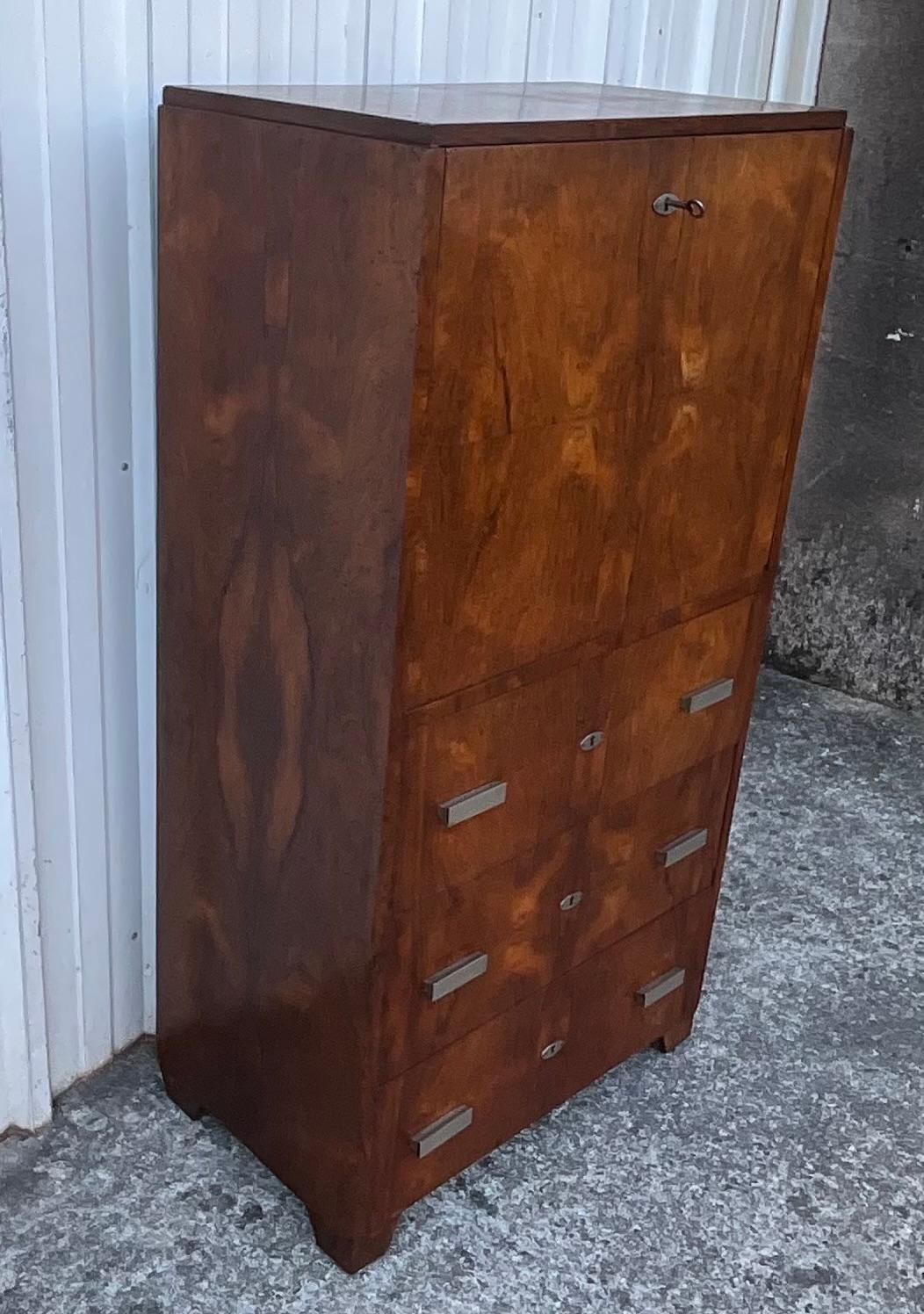 Piccola scrivania Art Déco in palissandro, anni '40

Elegante scrivania in palissandro degli anni '40, caratteristica dello stile Art Deco con le sue linee pulite e la bella impiallacciatura a specchio.
Dispone di una superficie di scrittura con