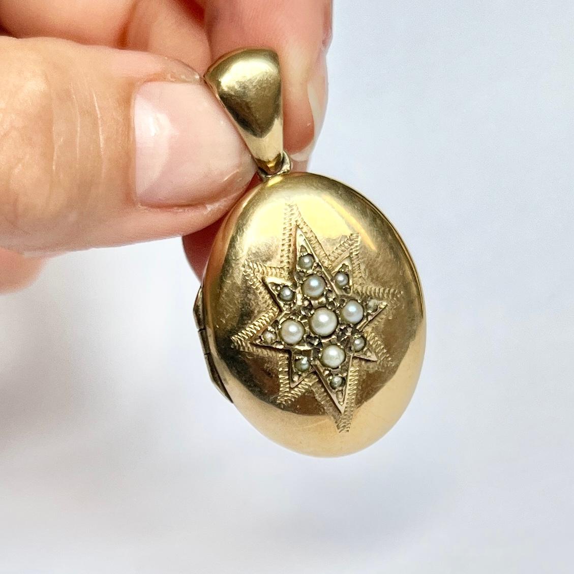This gorgeous locket is modelled in glossy 9 carat yellow gold. The inside is left empty to fill with your memories!  Hallmarked Sheffield 1915.

Locket Dimensions 24x30mm
Drop inc loop: 42mm

Weight: 10.1g