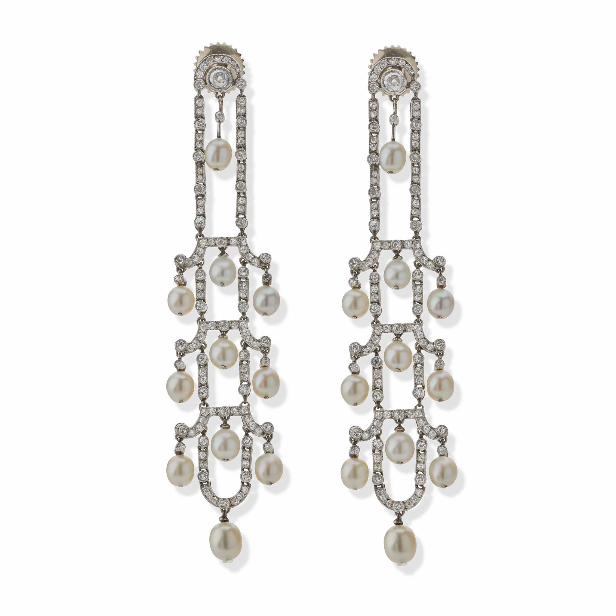 Taglio rotondo Orecchini a lampadario con perle e diamanti in stile Art Deco in vendita