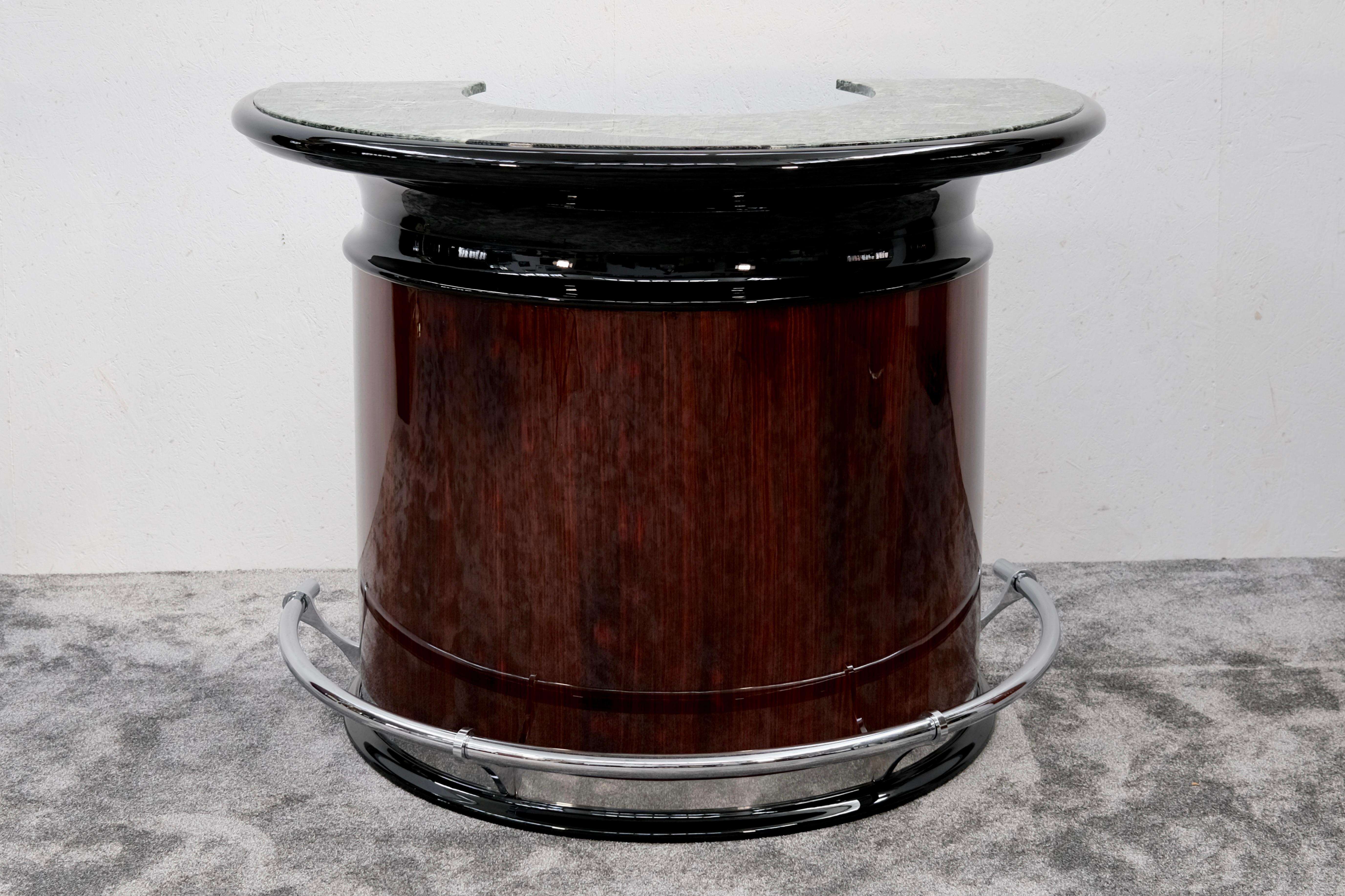 Un chef-d'œuvre d'élégance Art déco

Replongez dans l'âge d'or du design avec ce remarquable bar semi-circulaire Art déco français, méticuleusement restauré pour retrouver sa gloire d'antan. Datant des années 1940, cette pièce incarne le glamour et