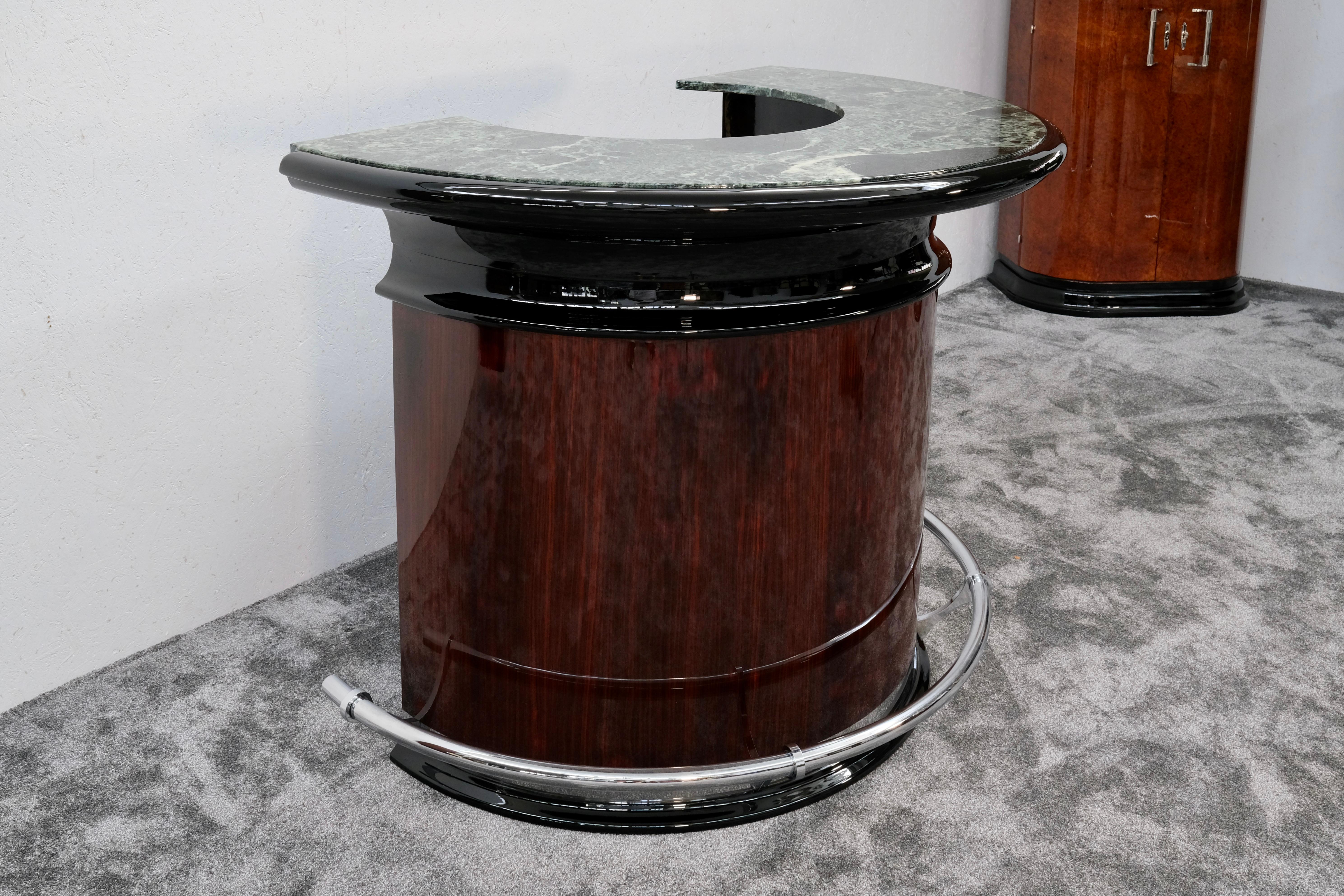 Métal Bar semi-circulaire avec placage de bois de tourbière et plateau en marbre, France, années 1940 en vente