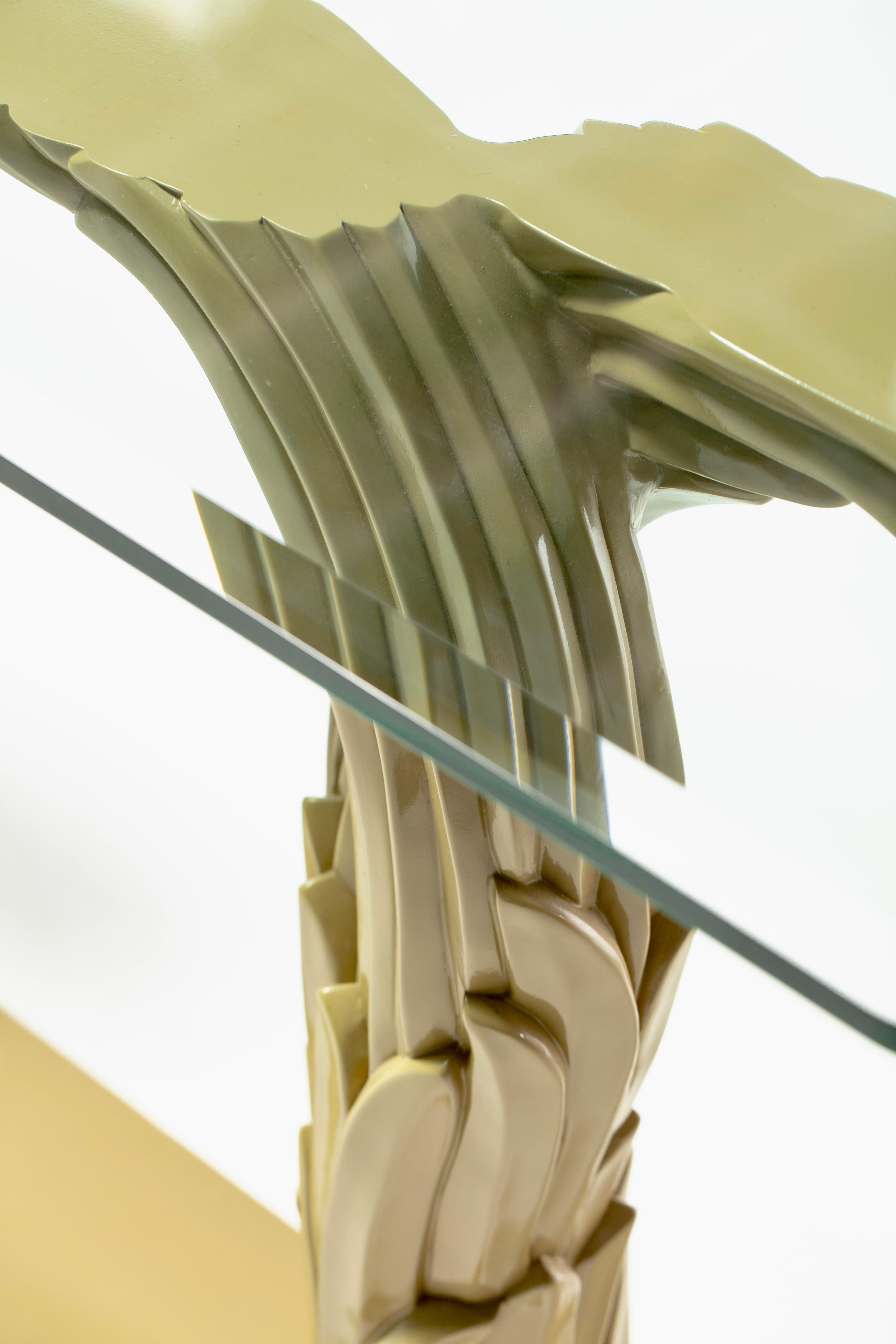 Art Deco Serge Roche Stil Palm Leaf Konsole lackiert in Mandel Latte um 1980 (Glas) im Angebot