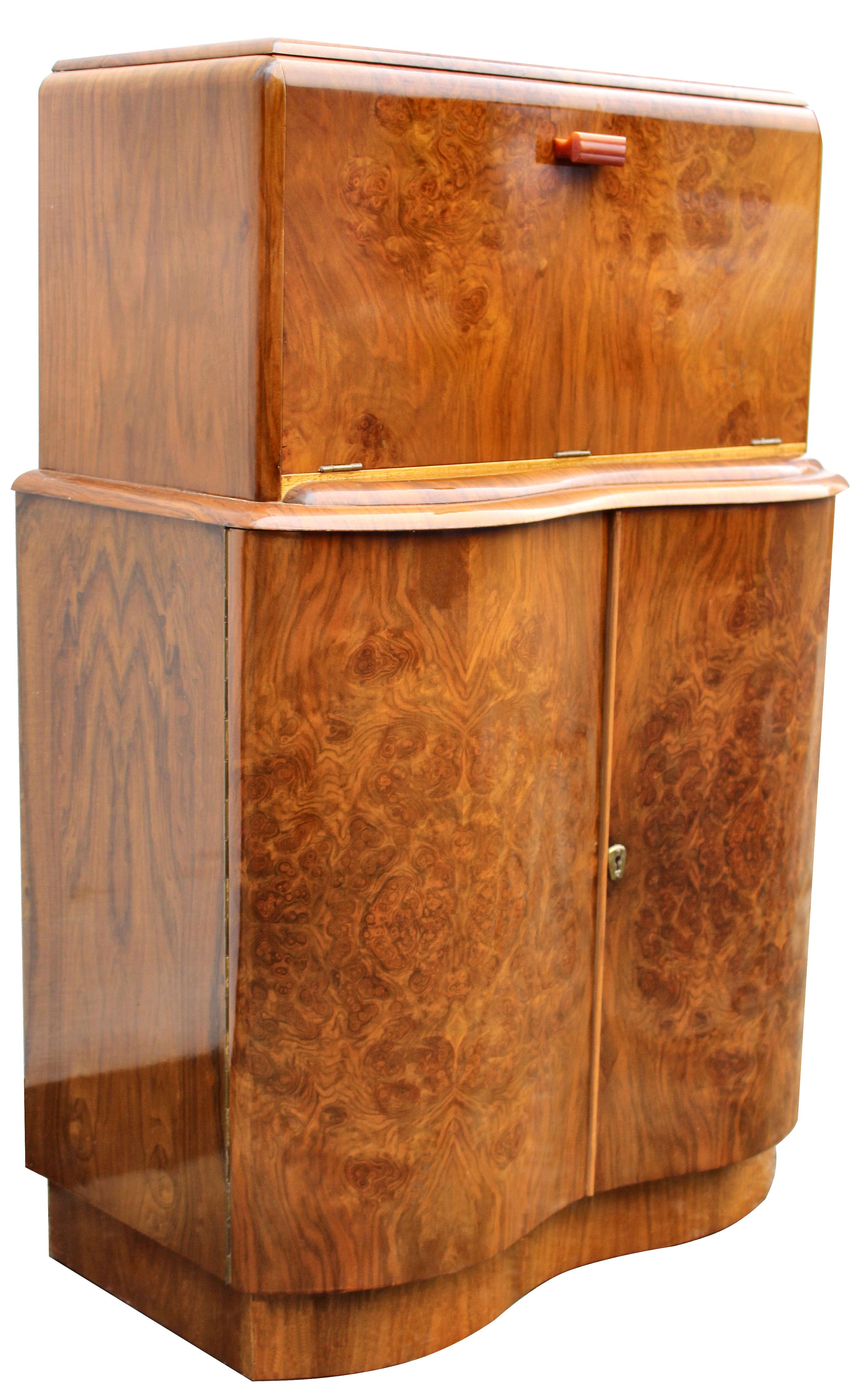 Art Deco Serpentine Fronted Cocktail Cabinet in Walnut, circa 1938 5