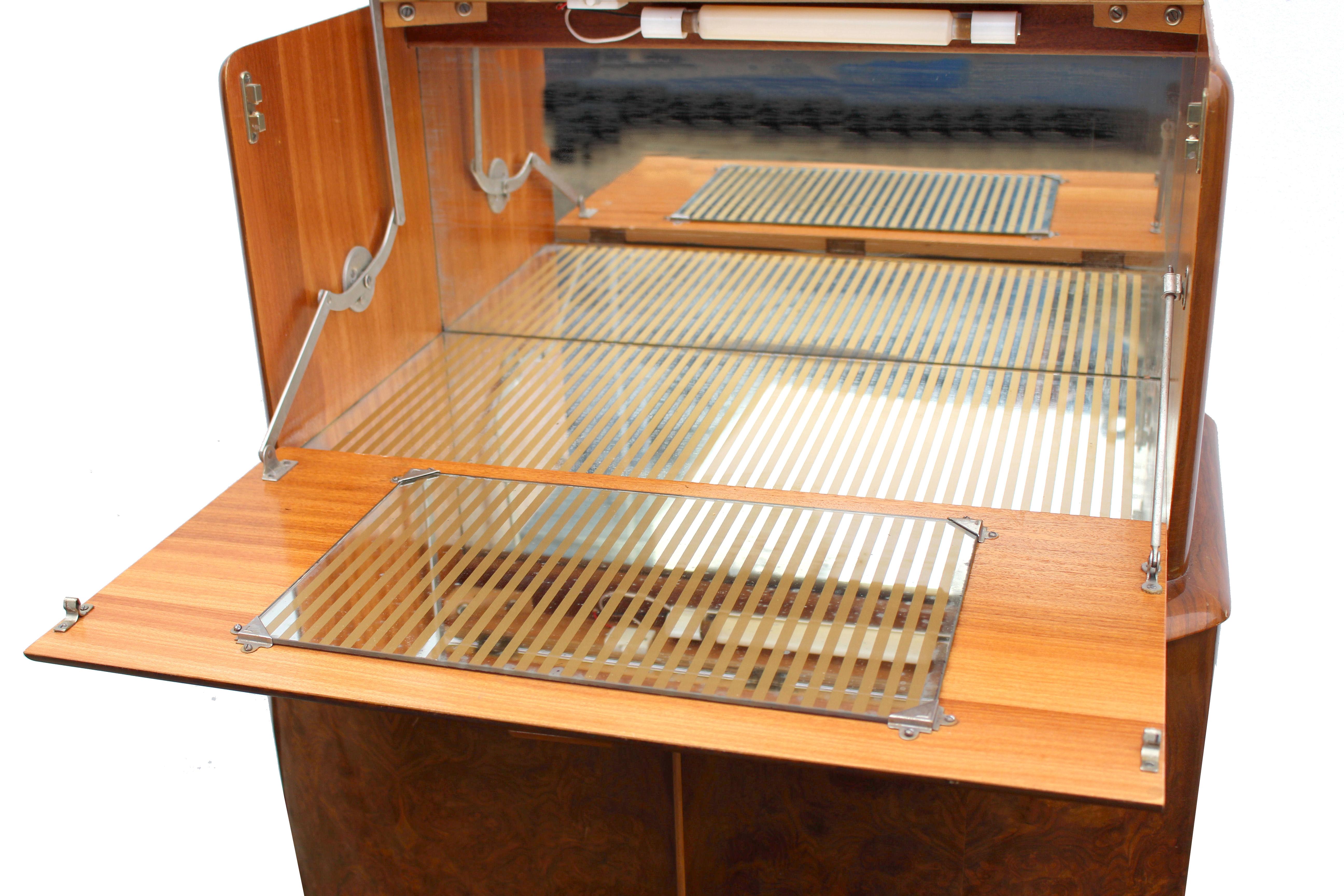 Art Deco Serpentine Fronted Cocktail Cabinet in Walnut, circa 1938 In Good Condition In Devon, England