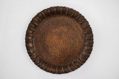 Assiette de service Art Déco viennoise en cuivre martelé, vers les années 1920
