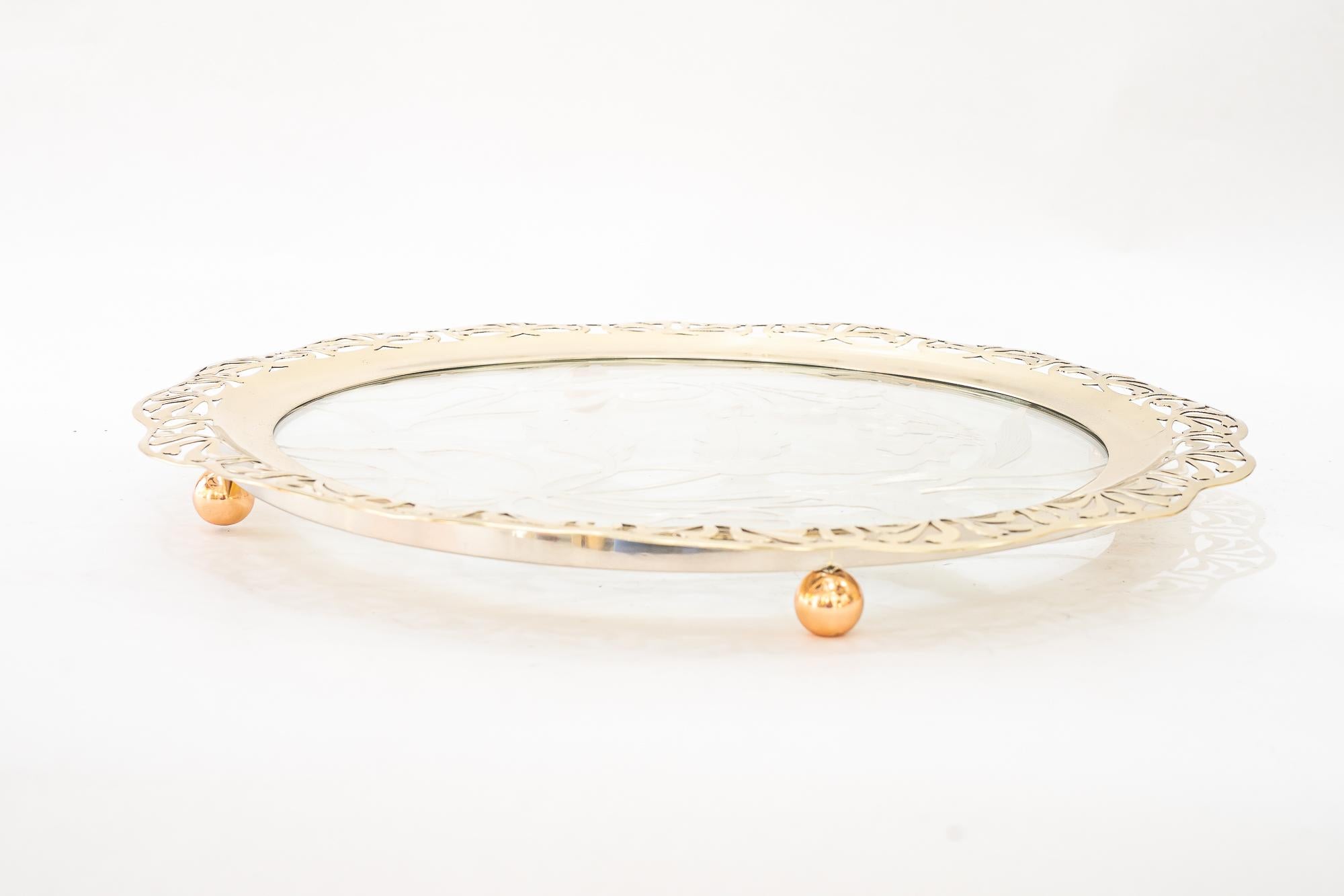 Art Deco Servierteller mit Glas um 1920er Jahre
Messing und Kupfer poliert und emailliert
Original Glas