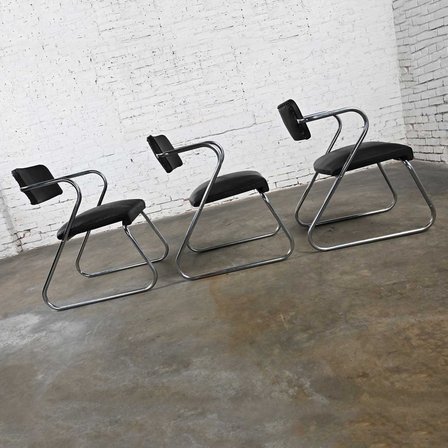 Art déco Art Deco Set 3 Chrome Tube & Black Faux Leather Chairs Attr to Kem Weber Z Chair en vente
