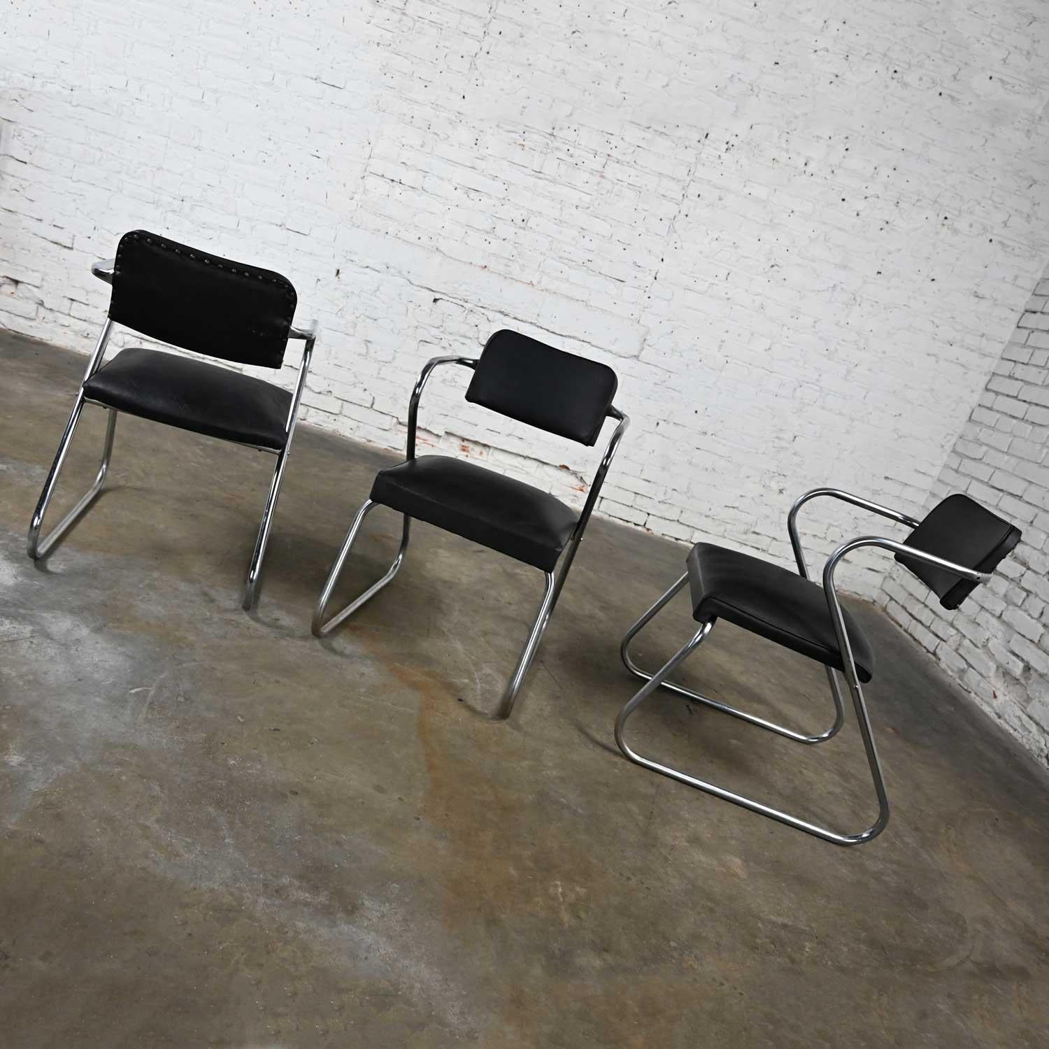 20ième siècle Art Deco Set 3 Chrome Tube & Black Faux Leather Chairs Attr to Kem Weber Z Chair en vente