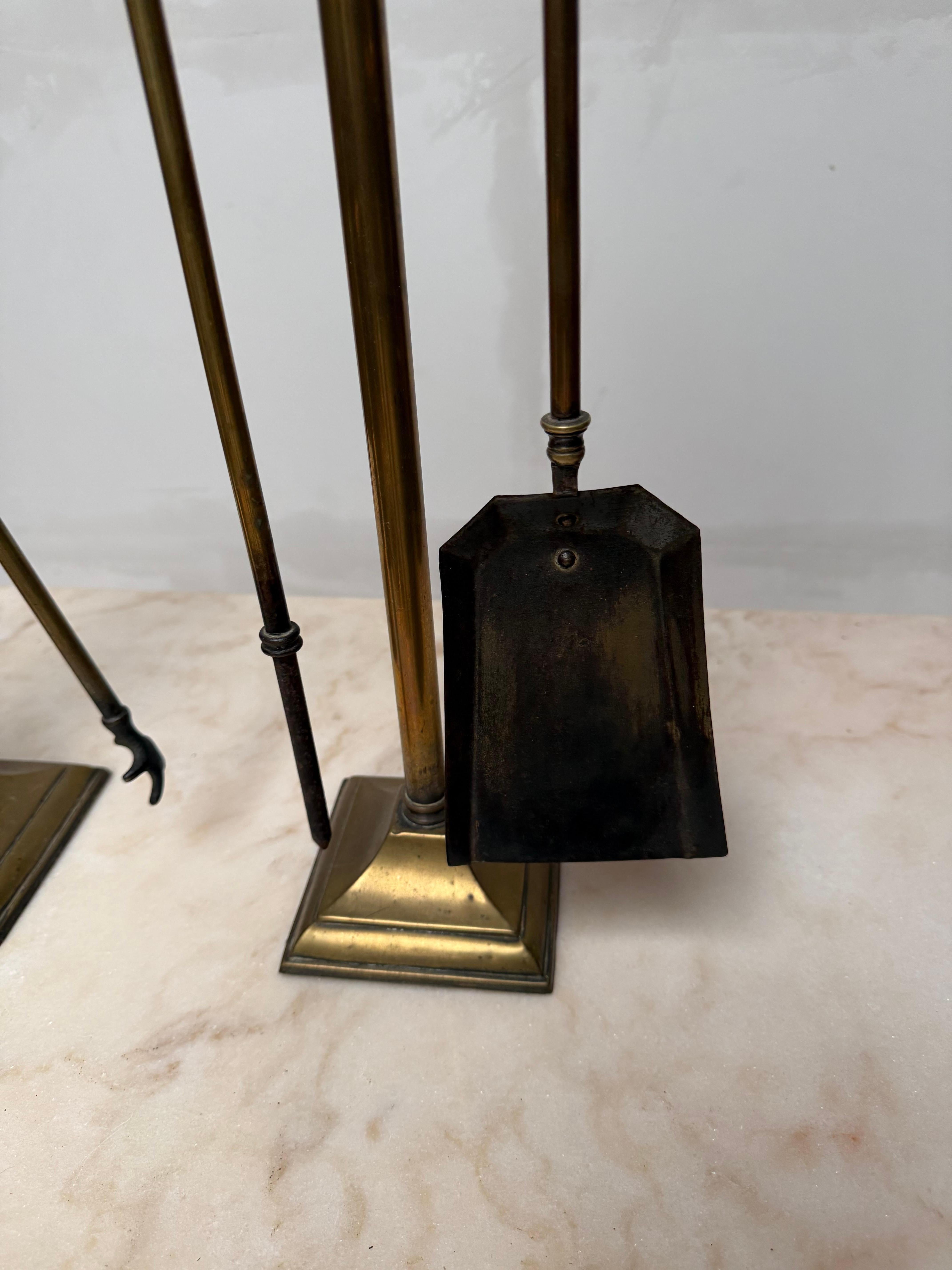 Set di utensili per caminetto in bronzo e ottone Art Deco, con pinne a fiamma stilizzate in vendita 2