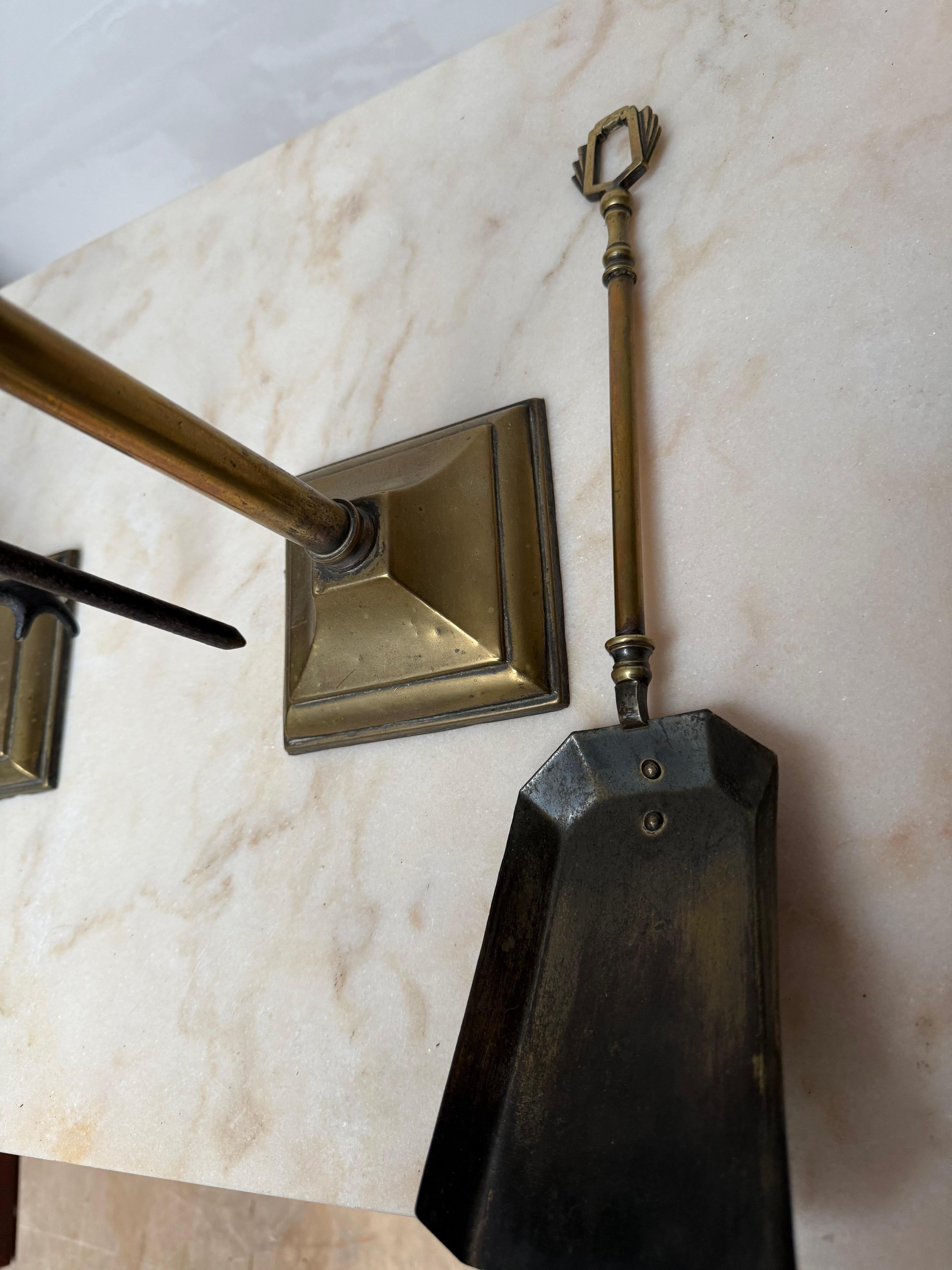 Set di utensili per caminetto in bronzo e ottone Art Deco, con pinne a fiamma stilizzate in vendita 3