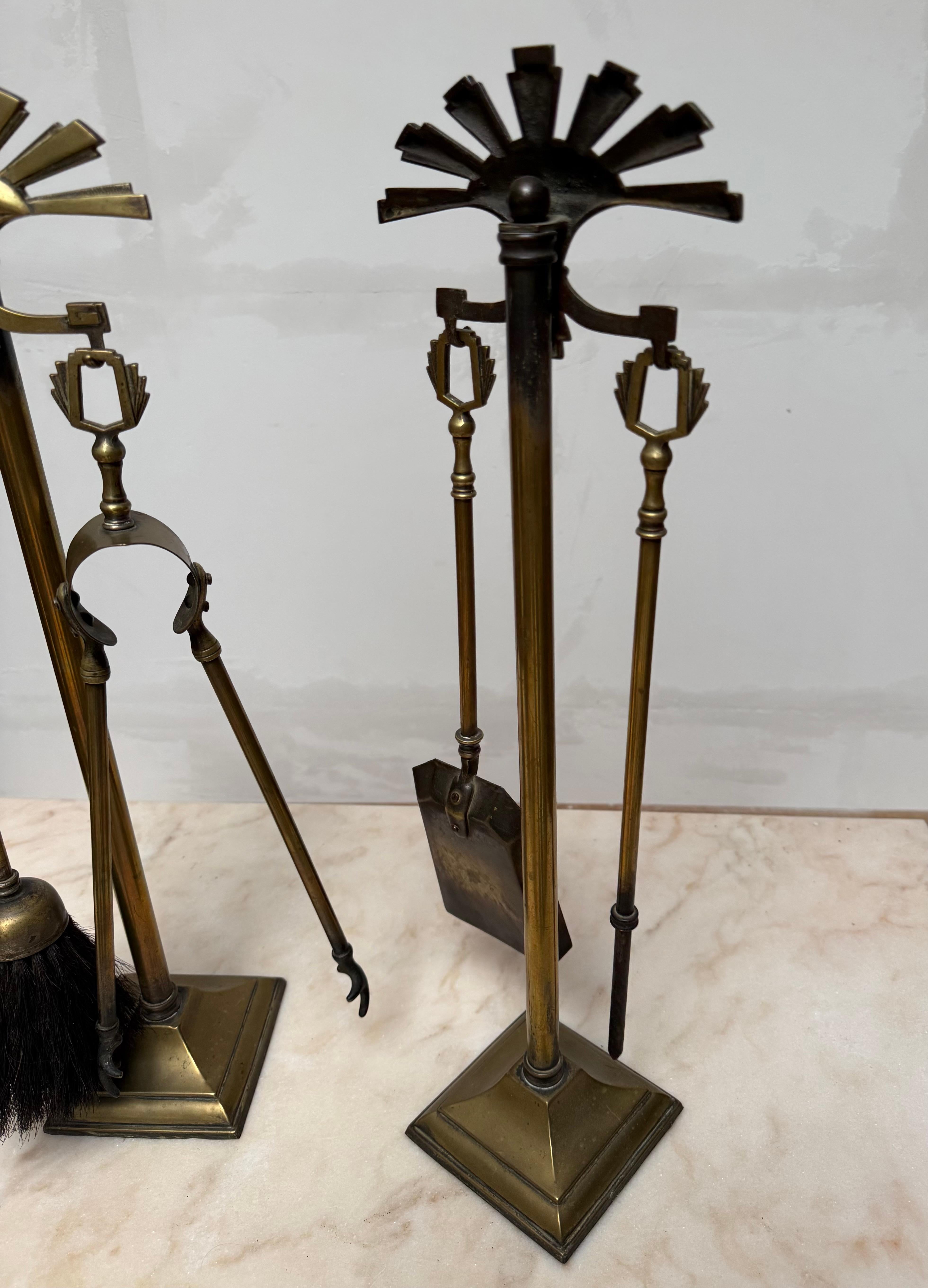 Set di utensili per caminetto in bronzo e ottone Art Deco, con pinne a fiamma stilizzate in vendita 6