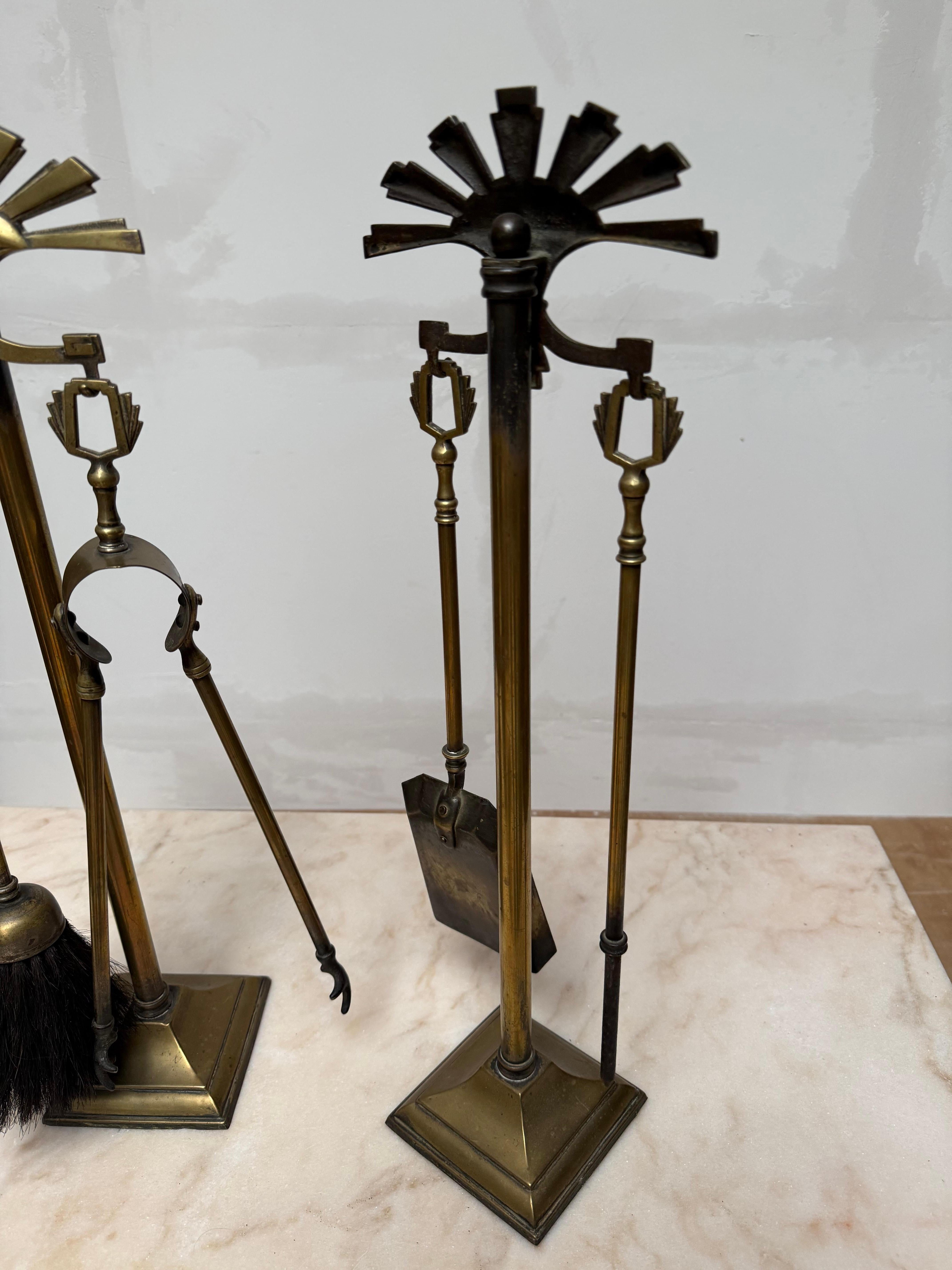 Set di utensili per caminetto in bronzo e ottone Art Deco, con pinne a fiamma stilizzate in vendita 7