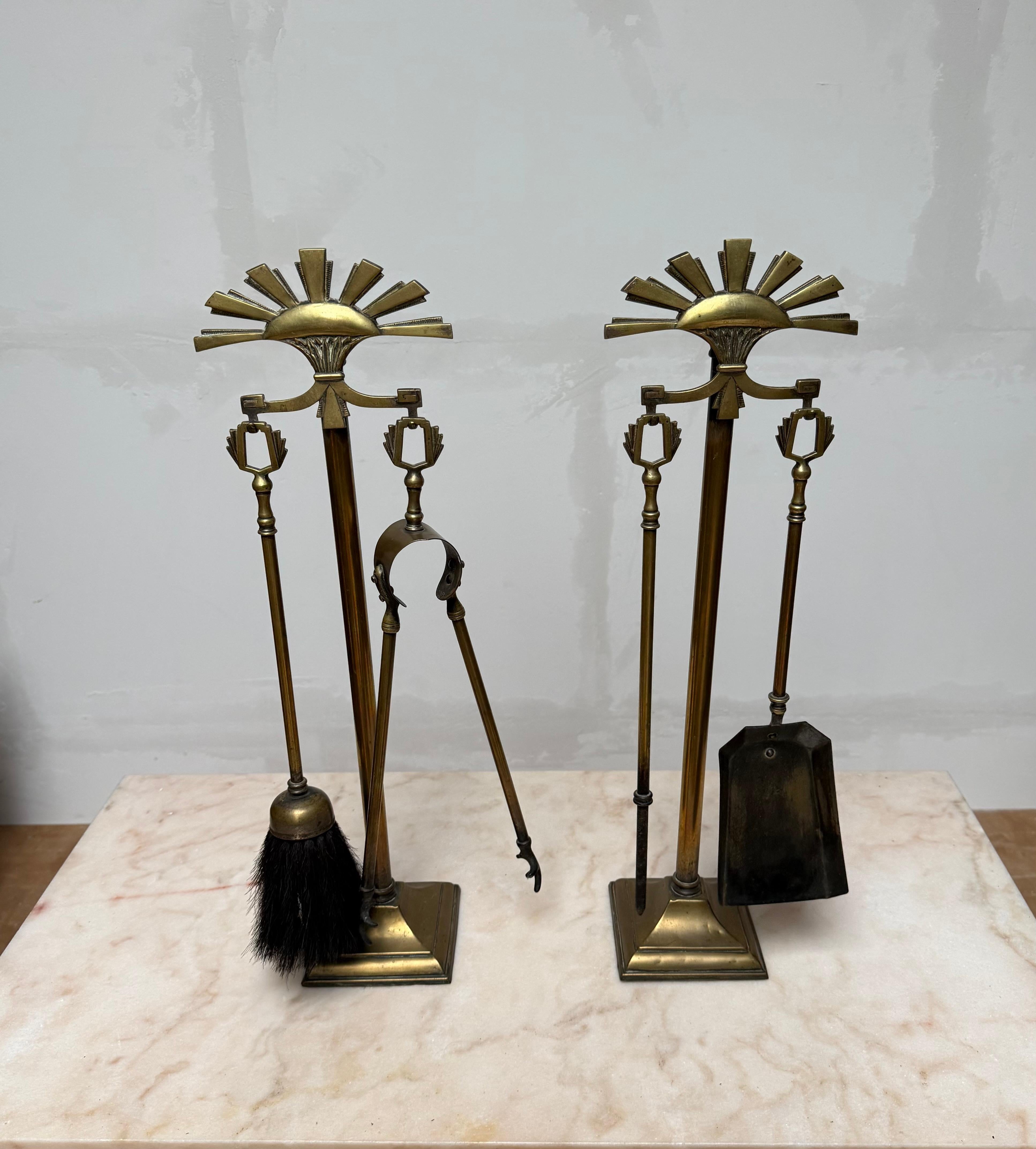 Set di attrezzi per caminetto in puro stile Art Déco, con due supporti dettagliati e completo dei quattro attrezzi originali, attizzatoio, spazzola, pinze e pala.

Trovare oggetti d'antiquariato in un certo stile è sempre una sensazione speciale.