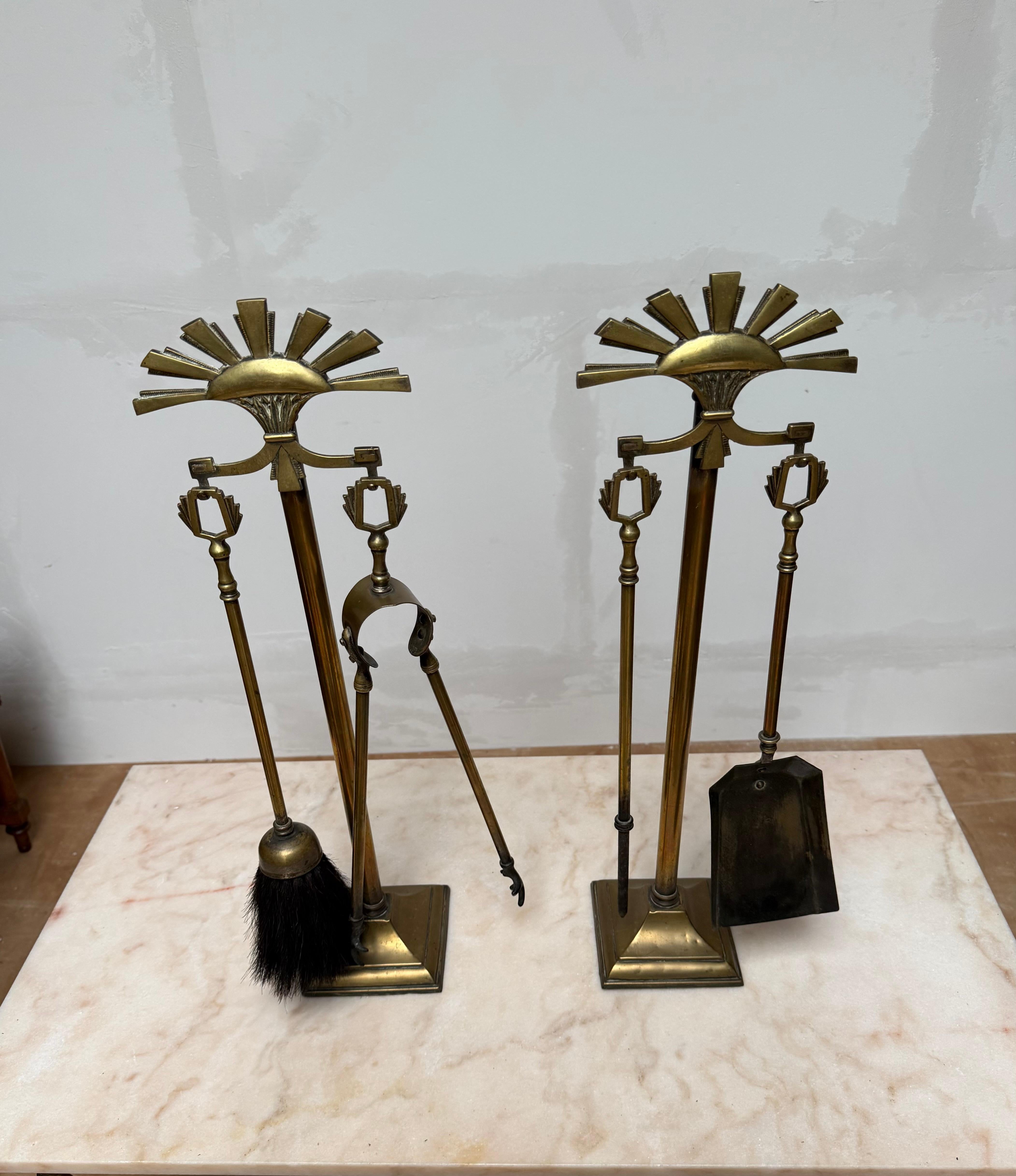 Arts and Crafts Set di utensili per caminetto in bronzo e ottone Art Deco, con pinne a fiamma stilizzate in vendita