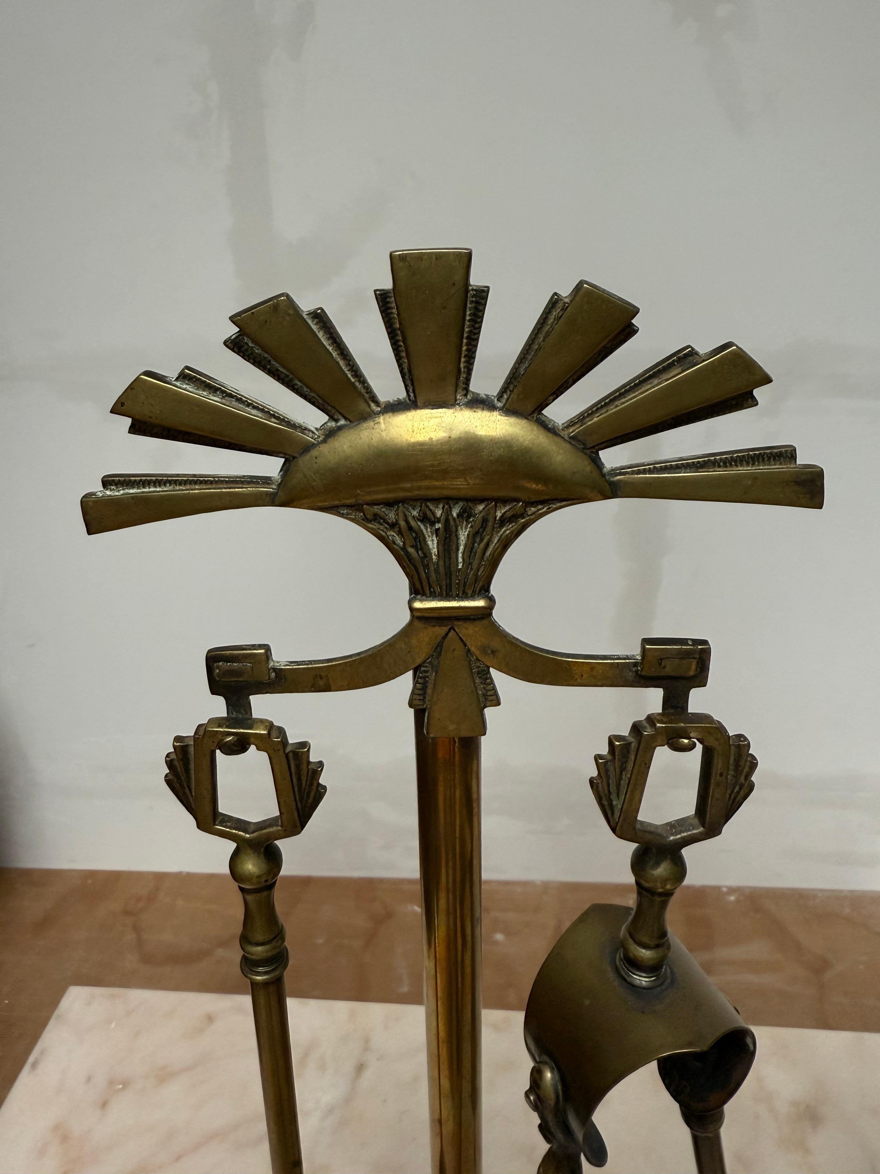 Francese Set di utensili per caminetto in bronzo e ottone Art Deco, con pinne a fiamma stilizzate in vendita