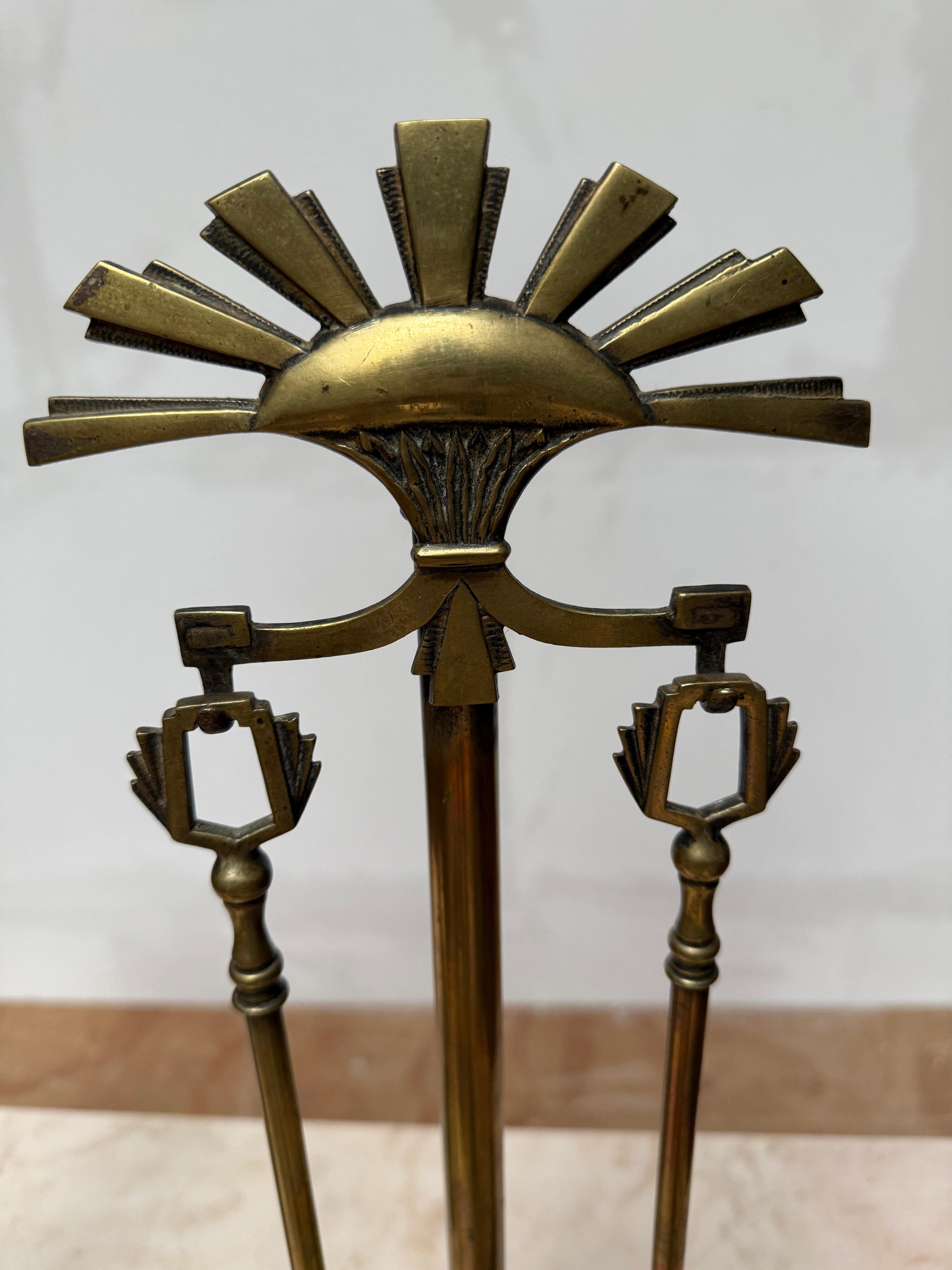 Calco Set di utensili per caminetto in bronzo e ottone Art Deco, con pinne a fiamma stilizzate in vendita