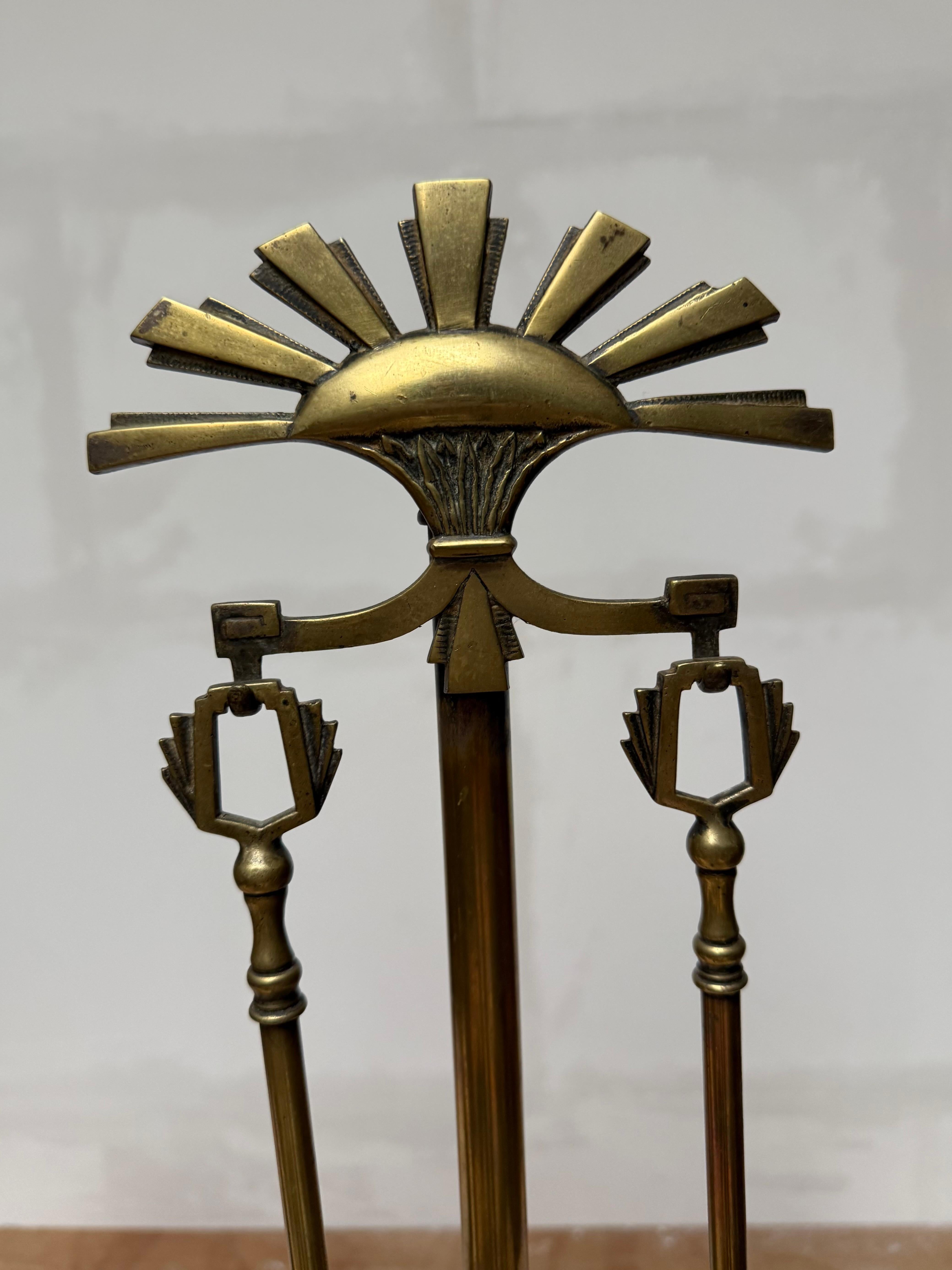Set di utensili per caminetto in bronzo e ottone Art Deco, con pinne a fiamma stilizzate In condizioni buone in vendita a Lisse, NL