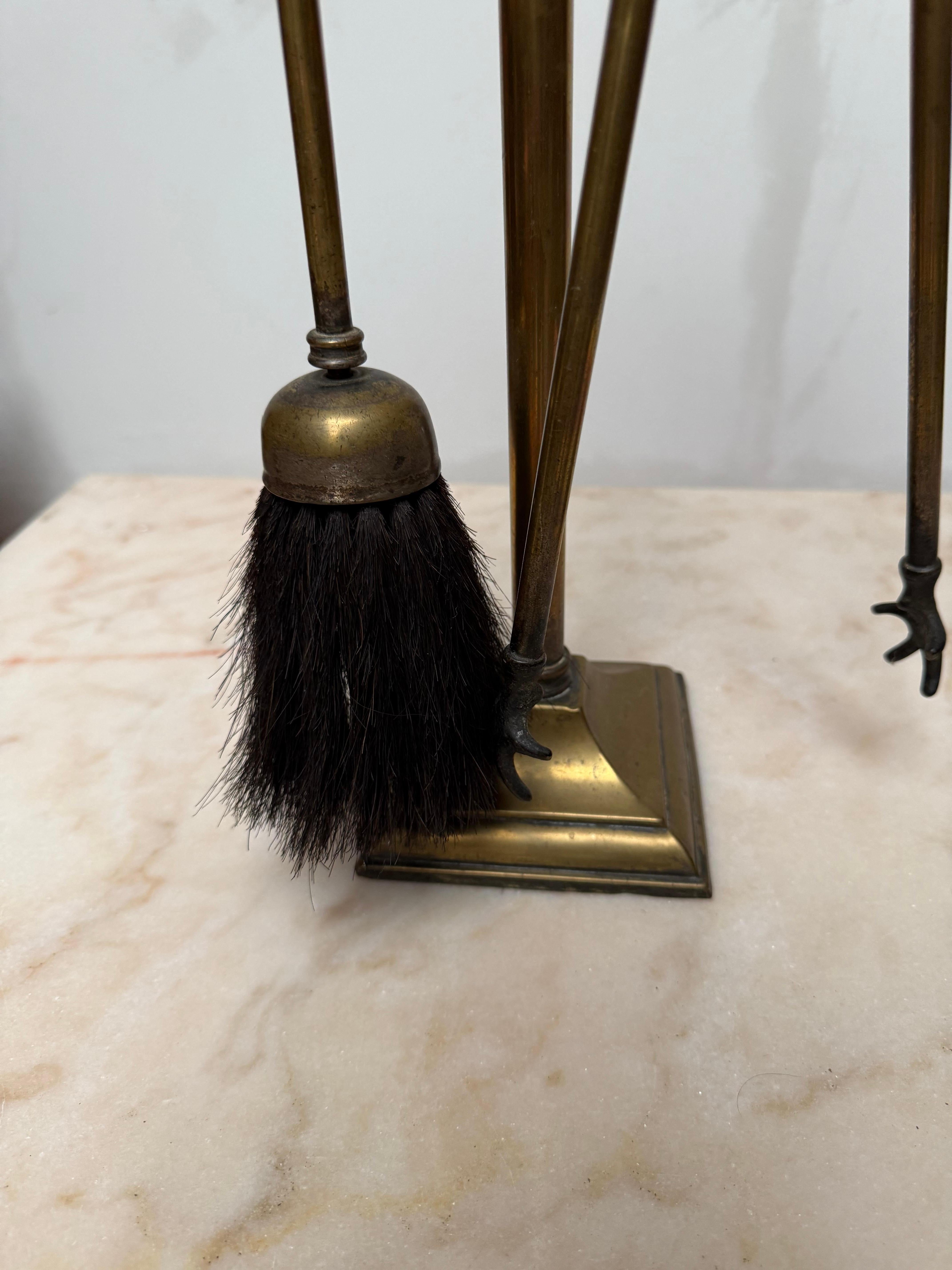 Set di utensili per caminetto in bronzo e ottone Art Deco, con pinne a fiamma stilizzate in vendita 1
