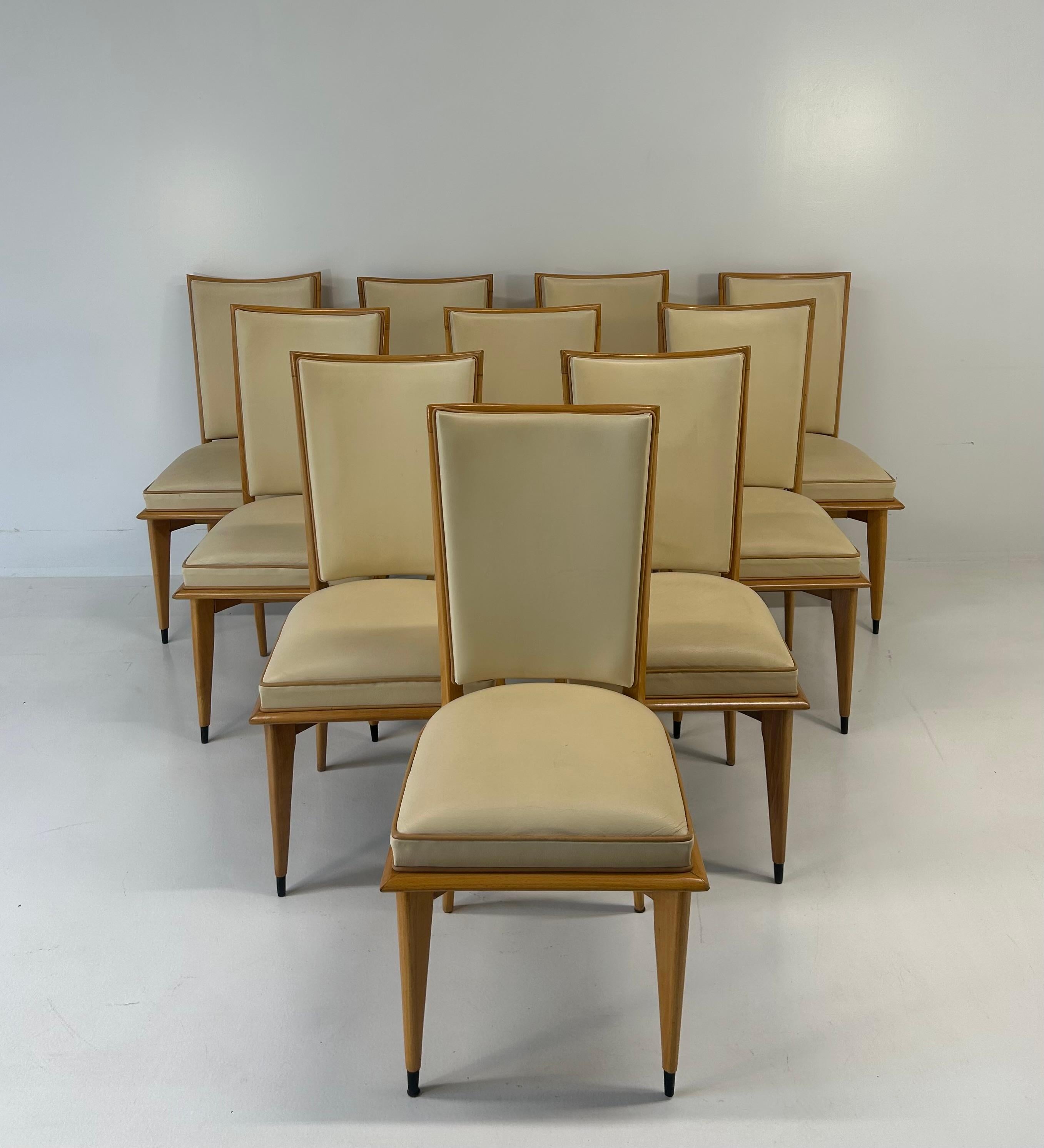 Questo set di 10 sedie Art Déco è stato prodotto negli anni Trenta. Hanno una struttura in acero e sono rivestiti con due diversi colori di pelle: crema e marrone chiaro per i profili. Le punte delle gambe sono laccate di nero.

Misure: 47cm x 49cm