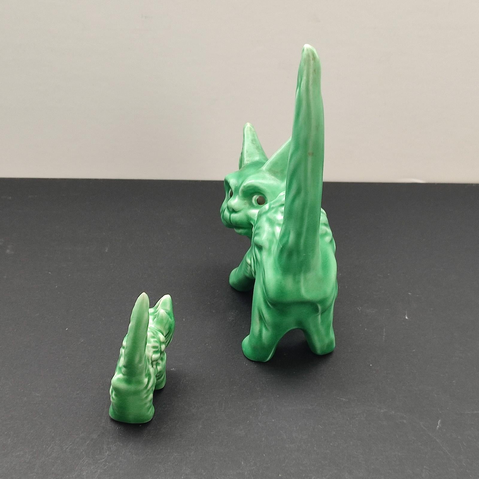 Milieu du XXe siècle Ensemble Art Déco de 3 figurines de collection en céramique verte, Angleterre, années 1930 en vente
