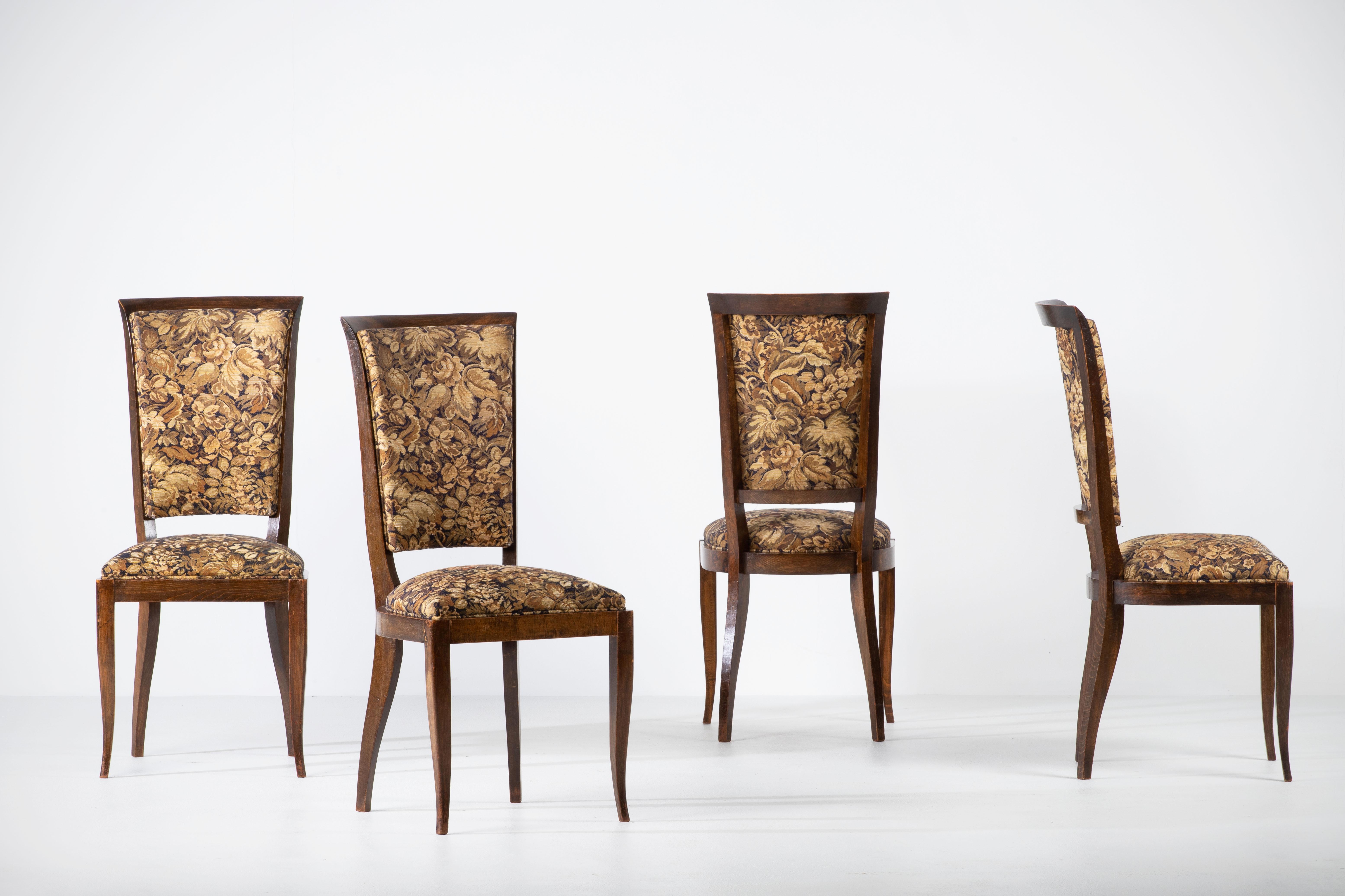 Ensemble de quatre chaises de salle à manger Art déco, Charles Dudouyt, années 1940, France.

On y voit clairement le travail de l'école française des années 1940. Les panneaux de dossier au design détaillé répondront aux normes des intérieurs les