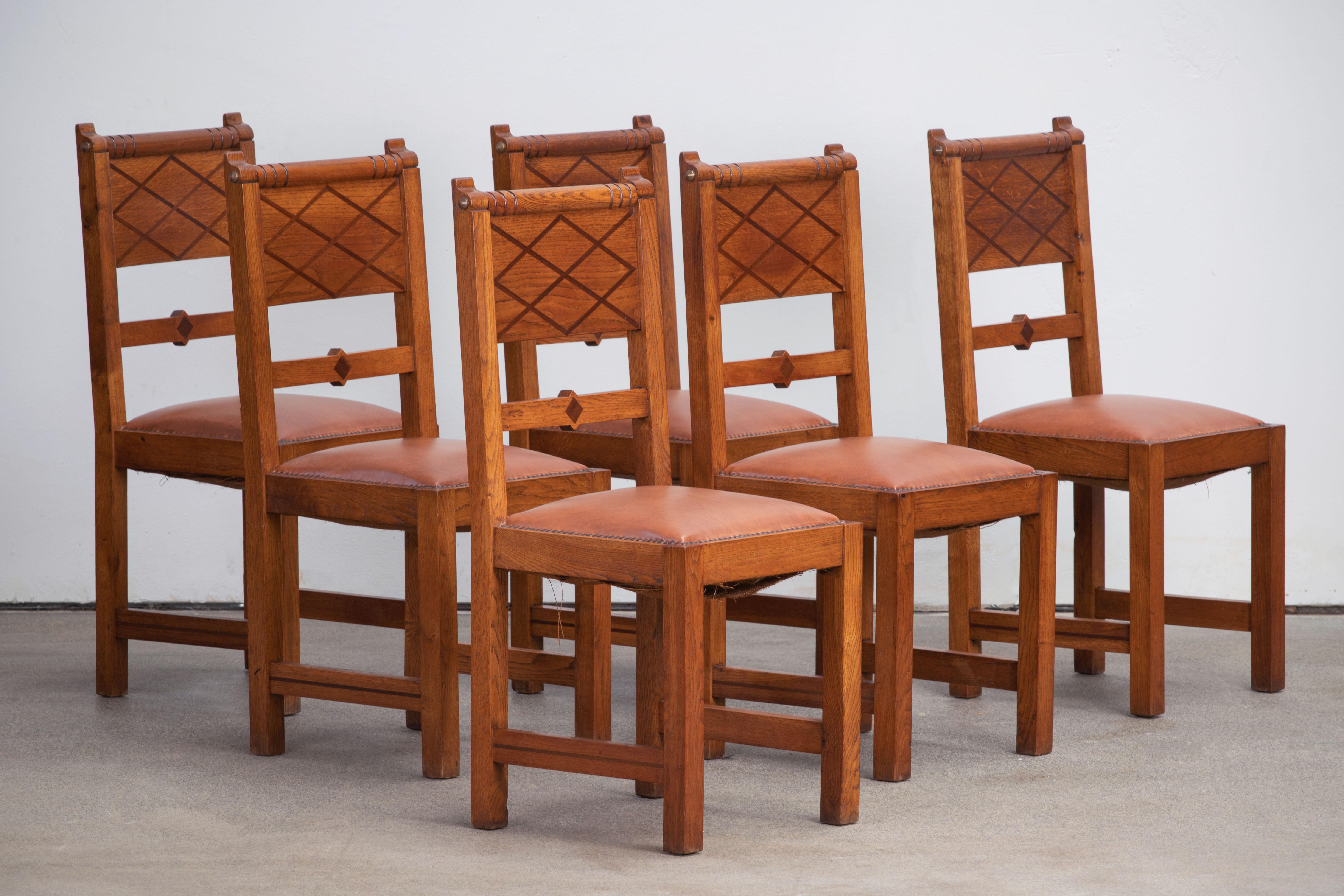Dieses Set aus sechs französischen Art-déco-Esszimmerstühlen aus massiver Eiche wurde in den 1930er Jahren in einer kleinen Werkstatt in der südfranzösischen Stadt Albi hergestellt. In eben dieser Stadt Albi hatten wir die Gelegenheit, diese Stühle