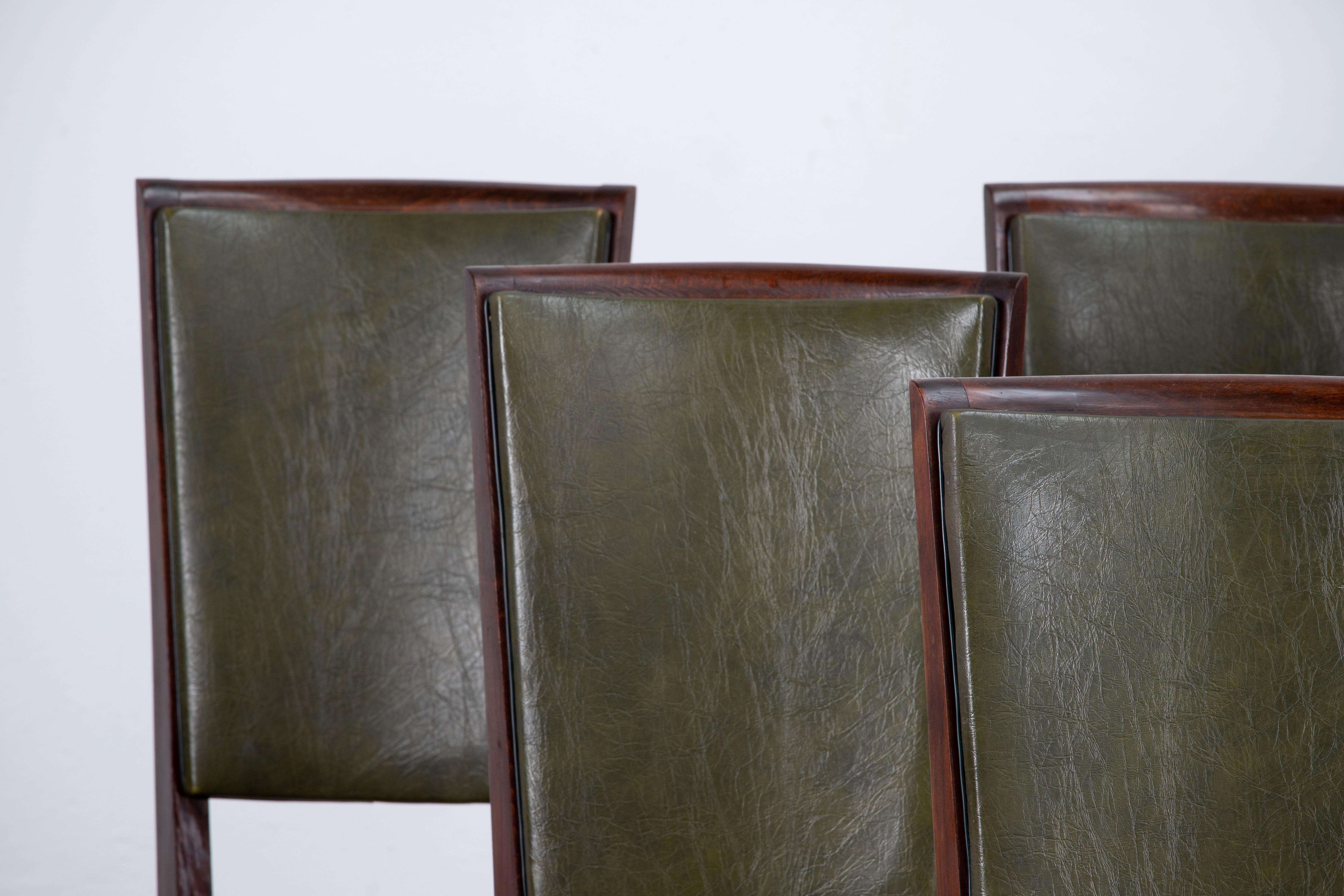 Ensemble de six chaises à haut dossier tapissées et recouvertes de vynil blanc, présentant des éléments de design français traditionnel dans une finition en chêne profond.

Dans le style de René Prou, Albert-Lucien Guenot, Pomone, André Arbus,