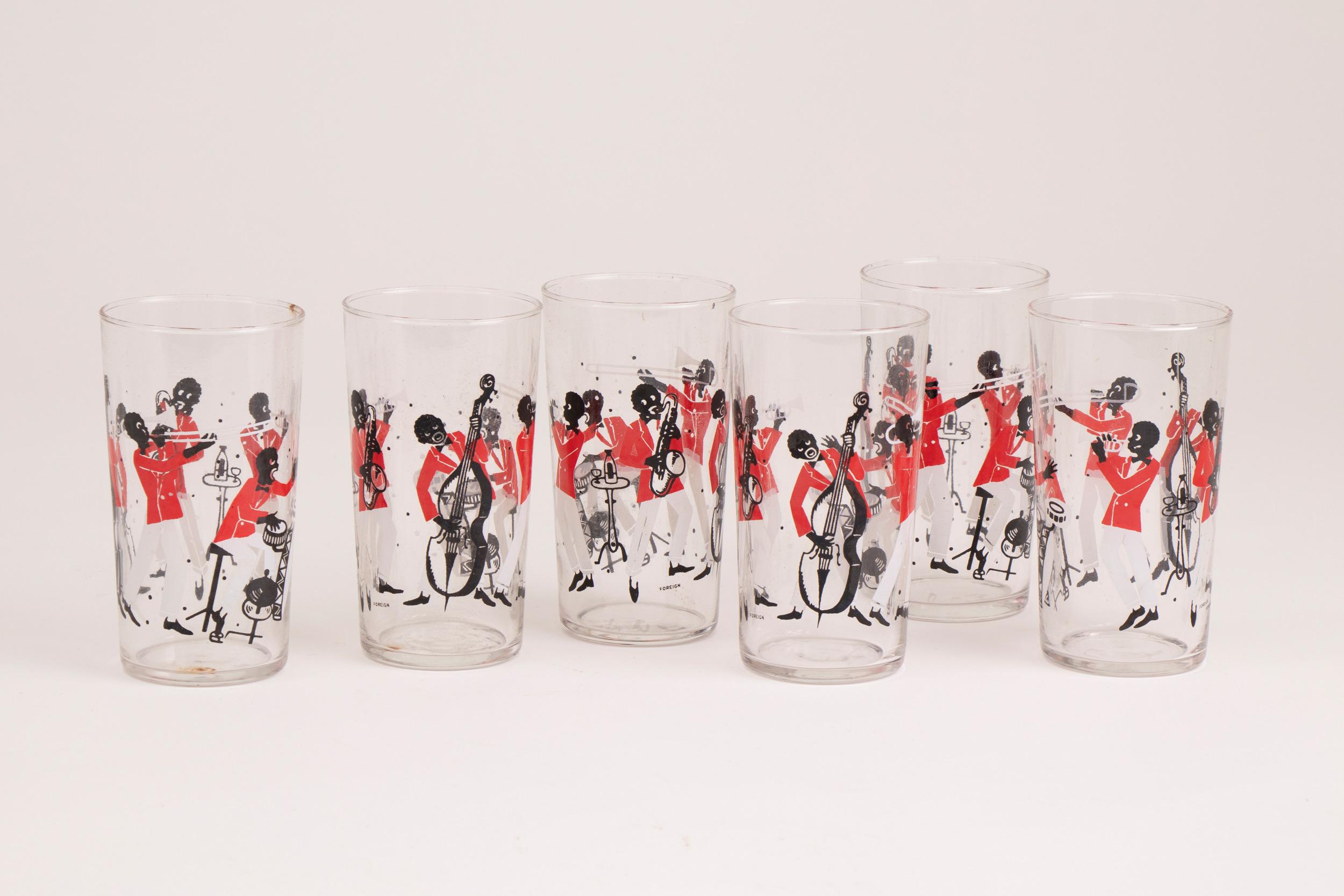 Art Deco boxed glass set.
Superb Art Deco high ball glasses depicting a Jazz band.
Each glass is 12 cm height, 6.5 cm diameter
Marked Foreign
Italian
circa 1930.

  