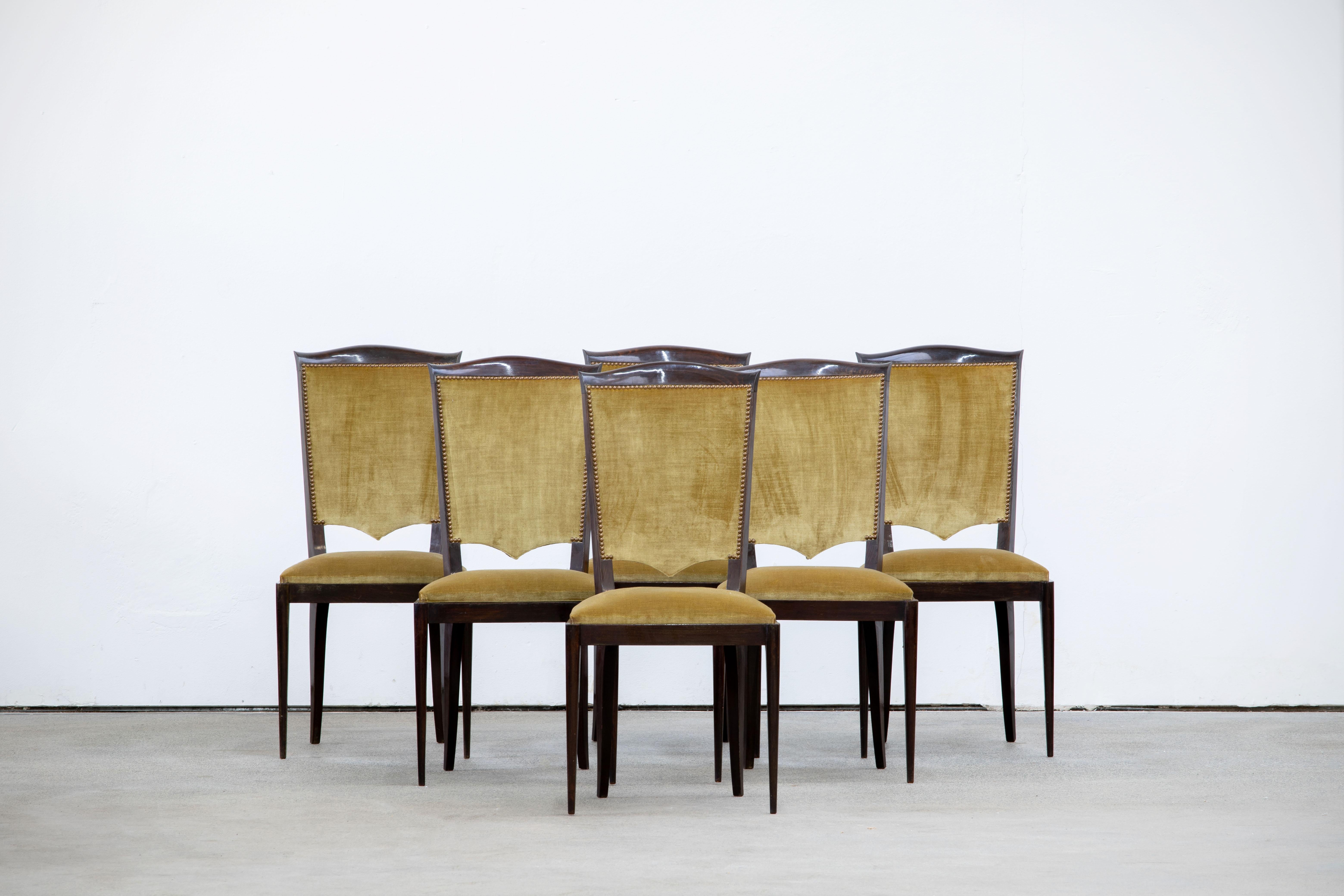 Ensemble de six chaises à haut dossier recouvertes de velours jaune, présentant des éléments de design français traditionnels dans une finition chêne foncé. Restaurée et polie.