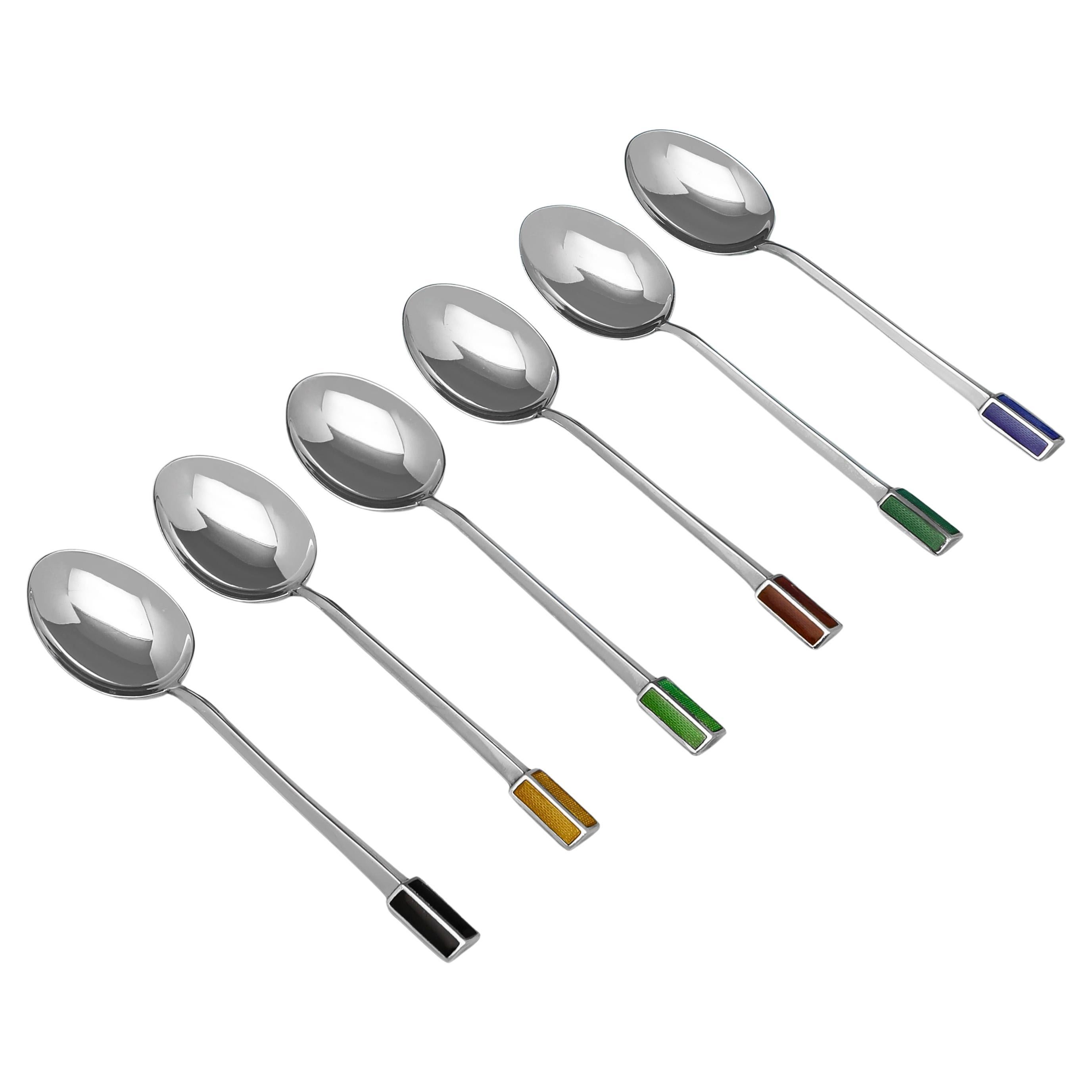 Con marchio a Birmingham nel 1933 da William Suckling Ltd., questo elegante set di 6 cucchiaini da tè in argento Sterling del periodo di George V. è presentato nella sua scatola originale e presenta dettagli in smalto di colori diversi alle