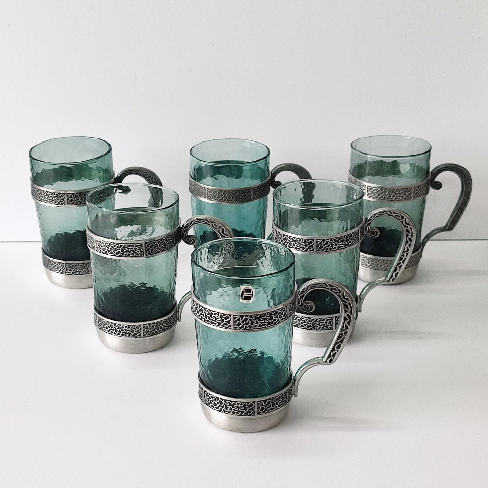 Art Deco set of 6 Mugs glass & Pewter cups Norway.
In very good used condition, barely used. Marked on the bottom 'ITB NORWAY TINN' and 99.
Dimensions: 11 x 7 x 12cm.
Beautiful combination of stylized Art Deco pattern on the pewter support with
