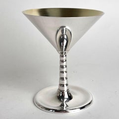 Ensemble Art Déco de huit verres à cocktail en plaque d'argent, années 1930, CG Hallberg
