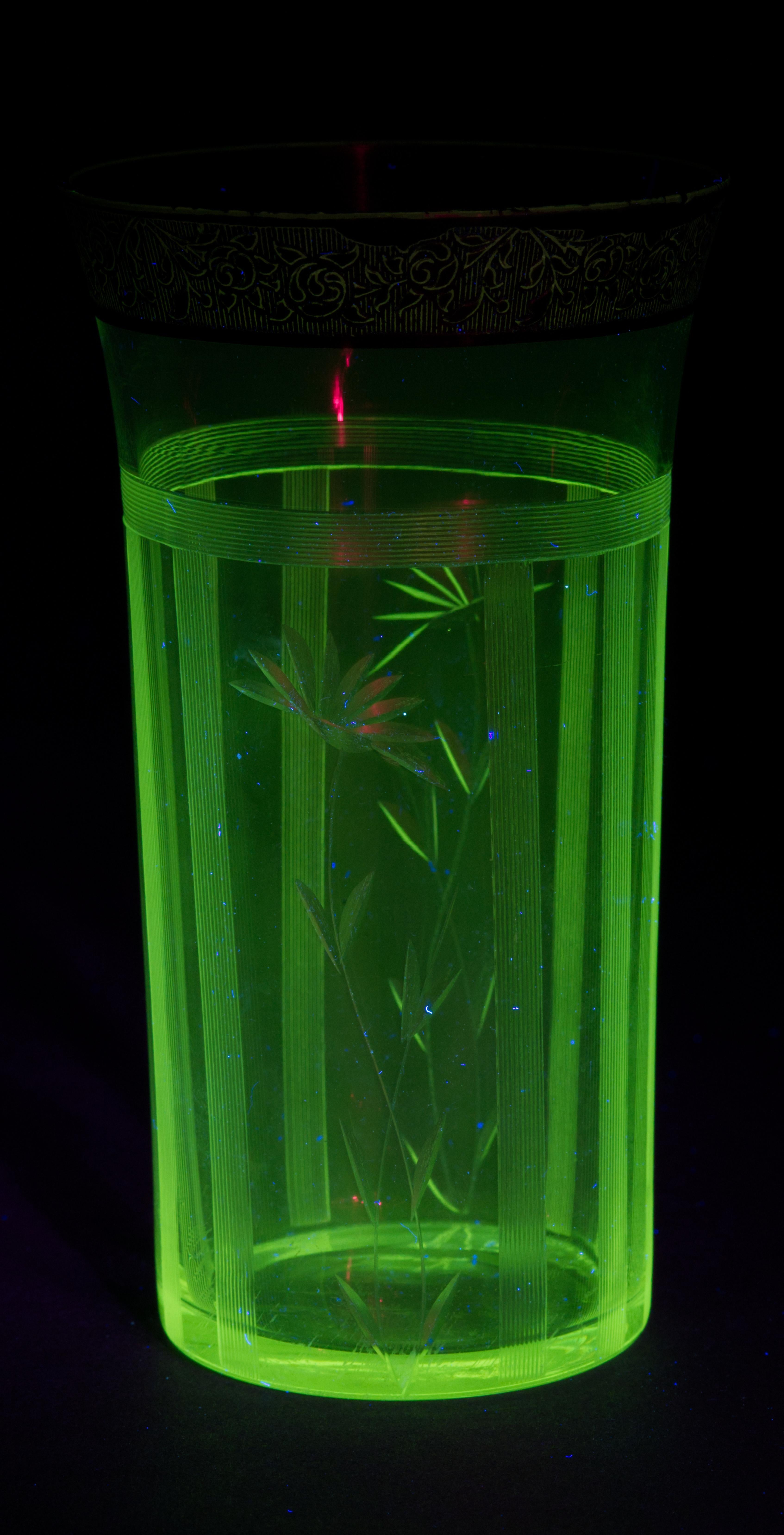 Juego Art Déco de Jarra y Vasos de Bar, Plateados Grabados Brillan en UV siglo XX en venta