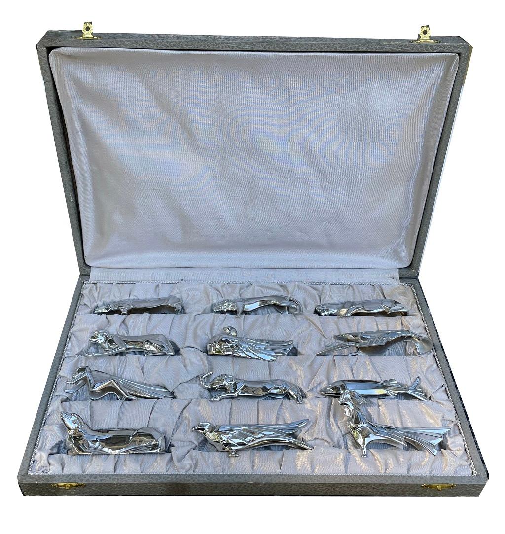 Art Deco set of knife benches
A knife bench (also: knife bench) is used to put down the used eating utensils in order to have the plate free and not to soil the table, the tablecloth or other supports.

There are knife benches in different