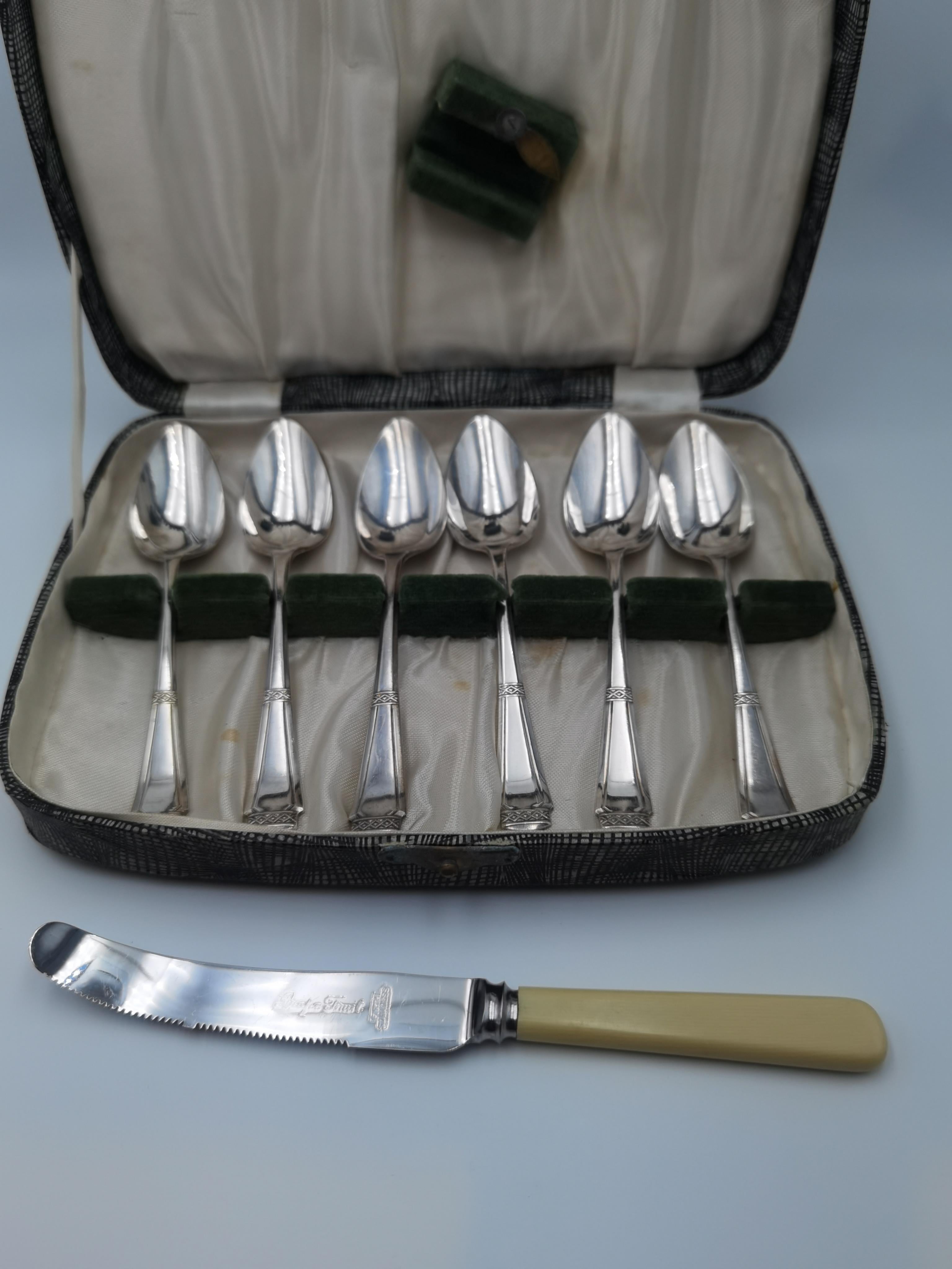Set aus sechs Traubenlöffeln im Art déco-Stil mit Messer versilbert, England (Englisch) im Angebot
