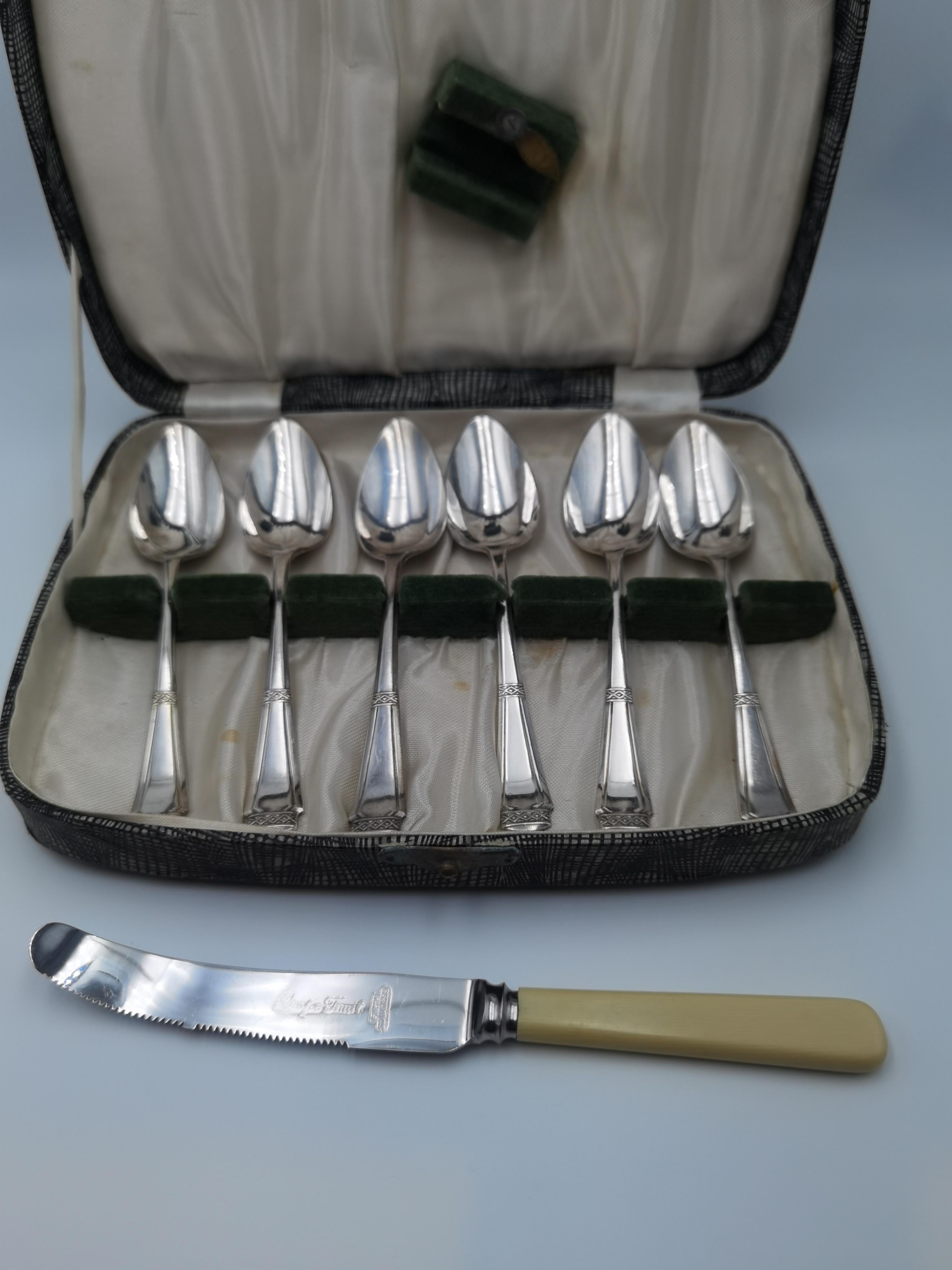 Art Déco Set Art Deco di sei cucchiai da frutta con coltello placcati in argento, Inghilterra in vendita