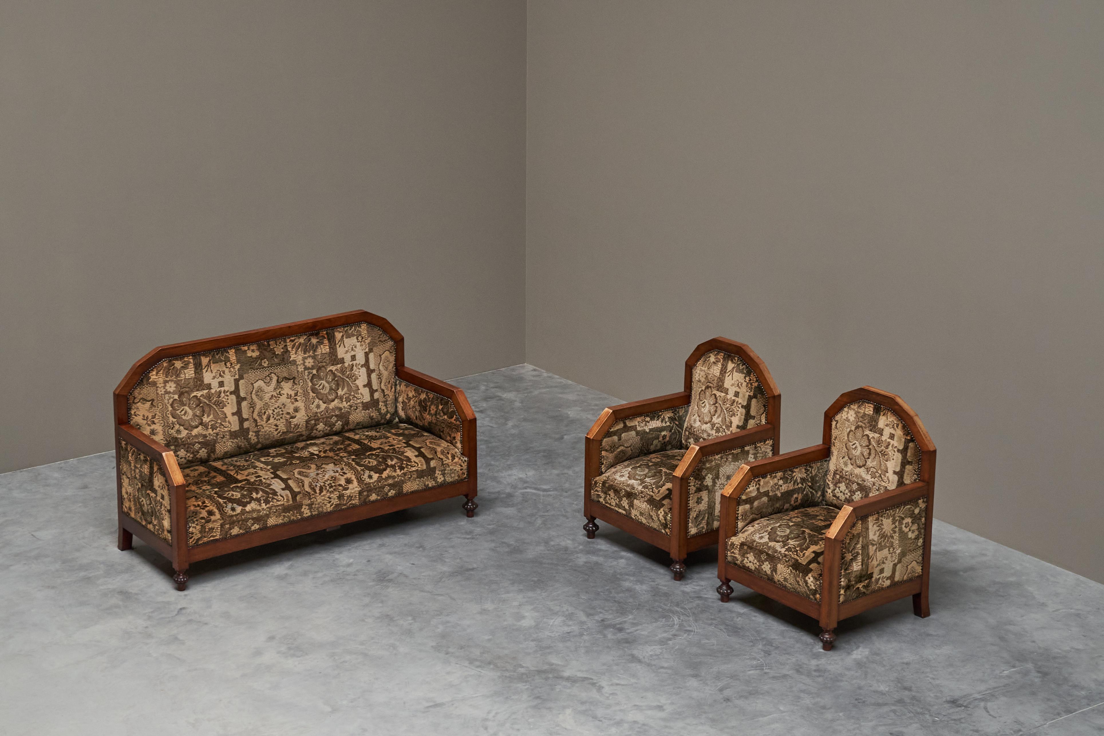 Art Deco Set of Sofa and Armchairs in Solid Wood and Tapisserie 1930

This is an incredible museum worthy set of art deco armchairs and sofa in solid wood and tapisserie, made in the 1930s. Most probably Belgian or Dutch origin.

A very rare find,
