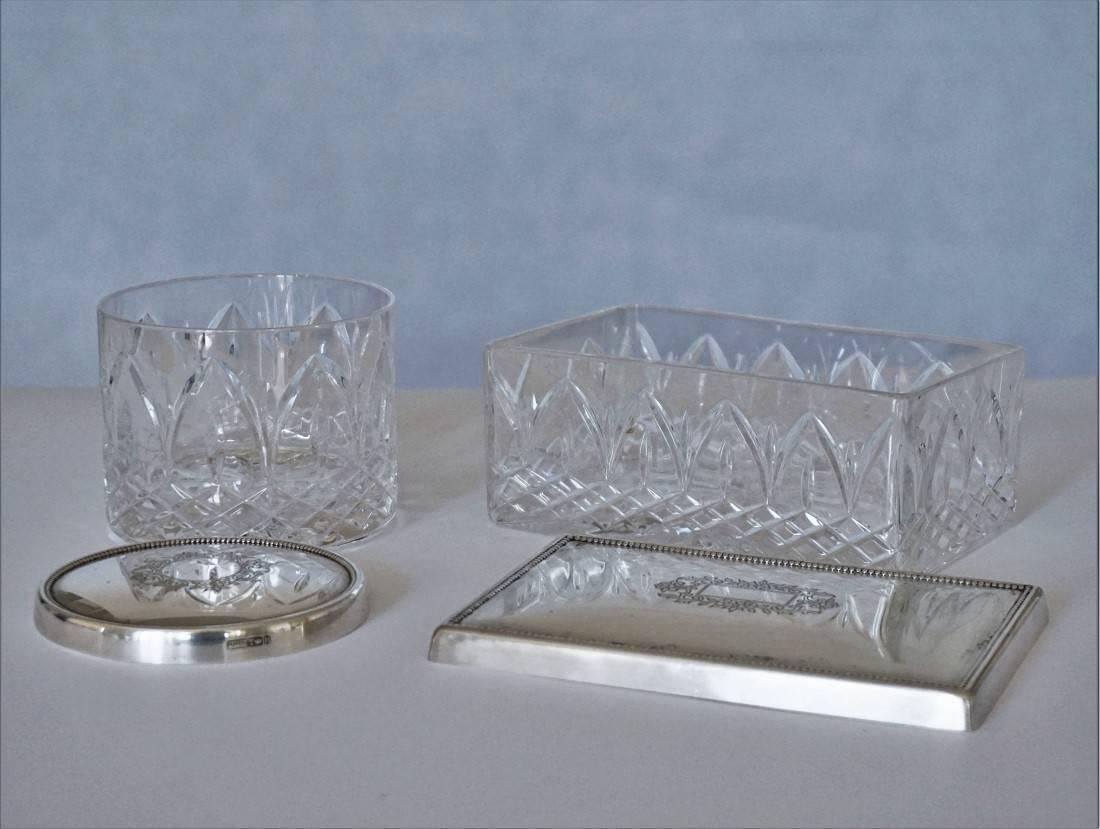 Set of two Art Deco boxes, beautifully handcut crystal and sterling silver top with engraved ornaments, by Topázio, Portugal, 1930-1939.
Hallmarked: Topázio poincon.
Rectangular box: Width 6 in, depth 4 in, height 2.50 in (15 cm x 10 cm x 6.5