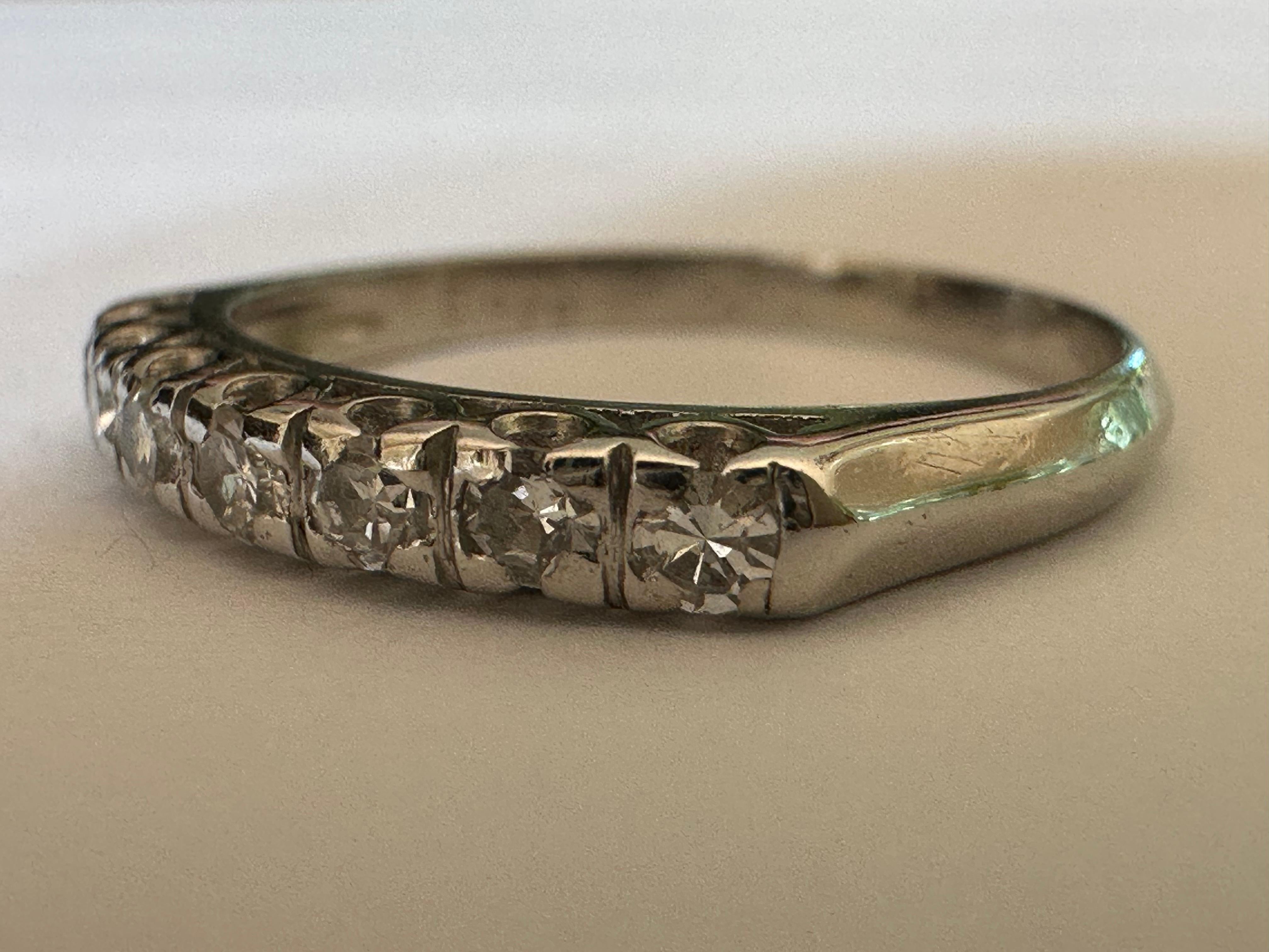 Sieben Diamanten im Einzelschliff mit einem Gesamtgewicht von ca. 0,20 Karat, Farbe F, Reinheit VS, schimmern über die Spitze dieses klassischen Art-Déco-Bands. Platingerahmt. 
