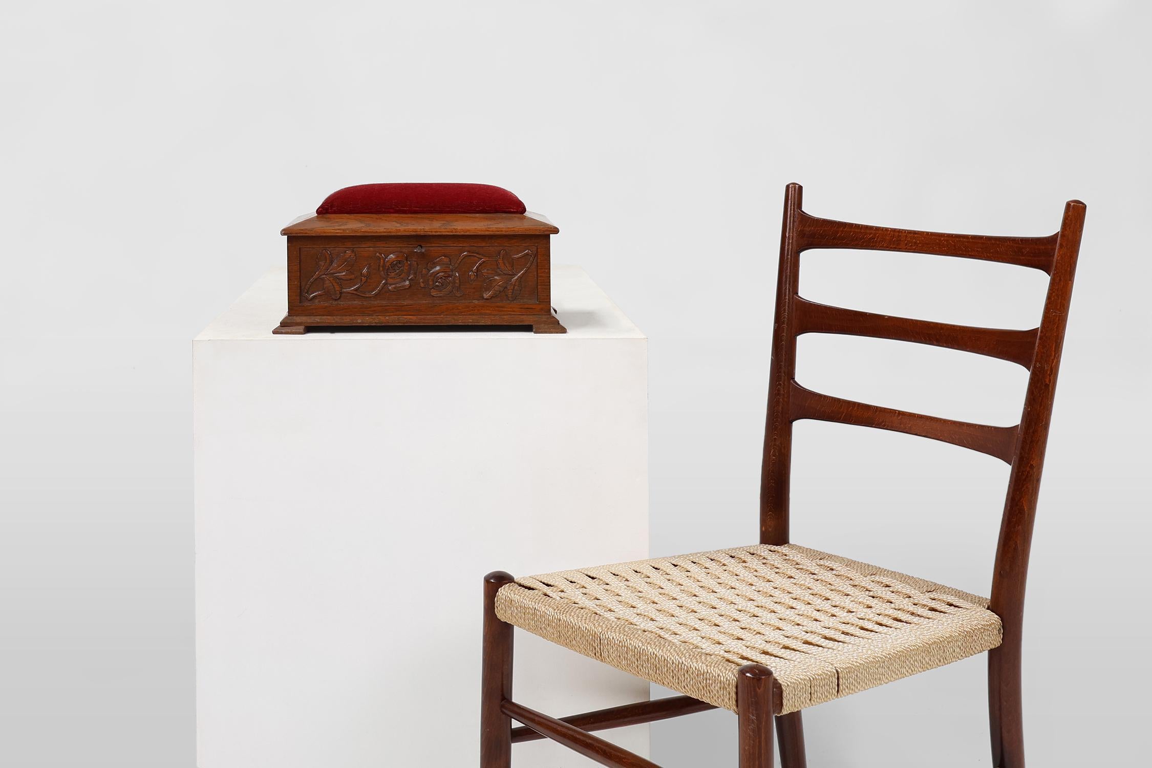 Francia / 1900 / costurero / madera, tela / Art Decó / Mitad de siglo / Vintage

Elegante caja de madera con rosas esculpidas y tapa de terciopelo rojo. Fabricada hacia 1900 en Francia. 

Esta pieza atemporal sirve también perfectamente como joyero,