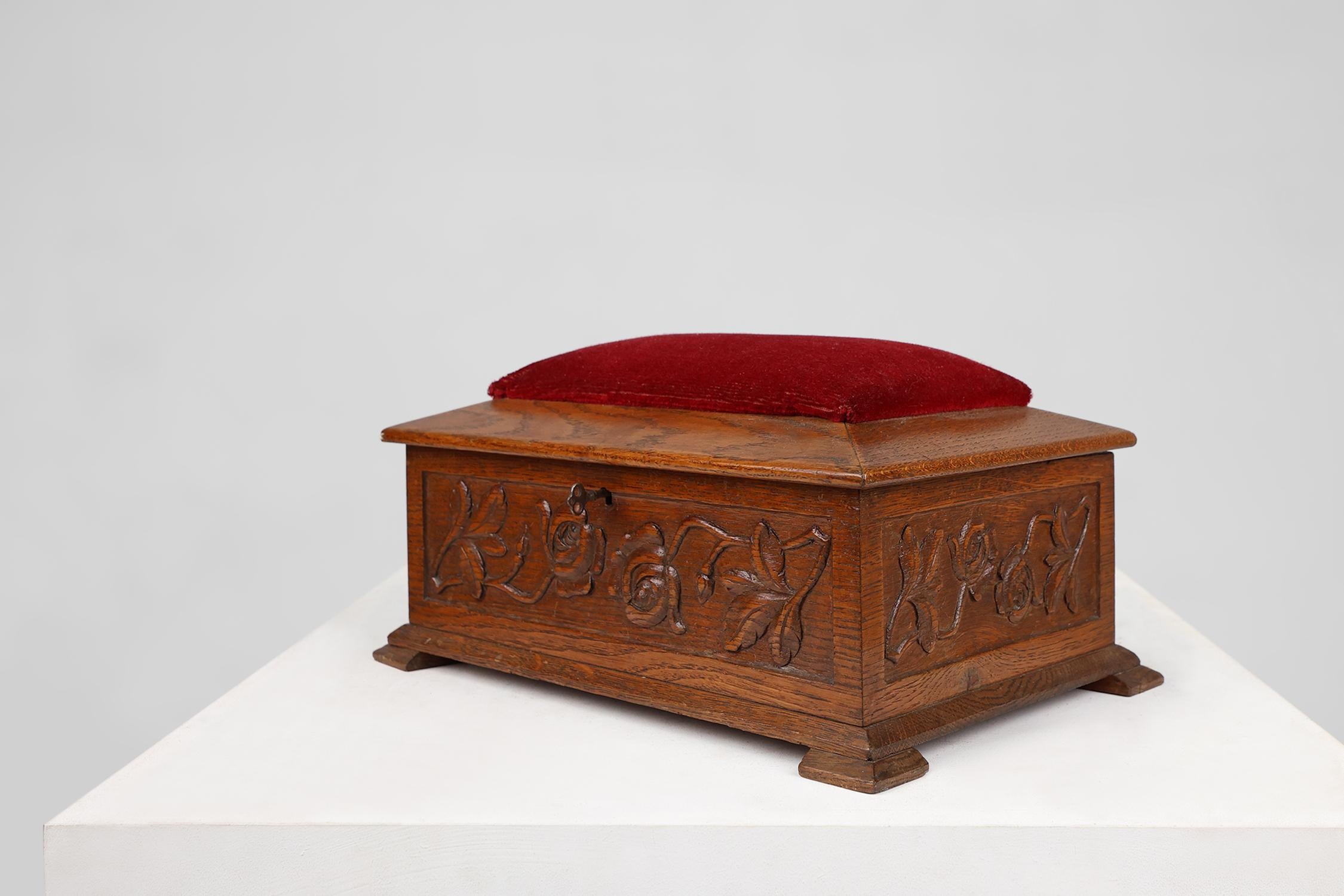 Costurero Art Decó con rosas esculpidas y tapa de terciopelo rojo, Francia ca. 1900 Francés en venta