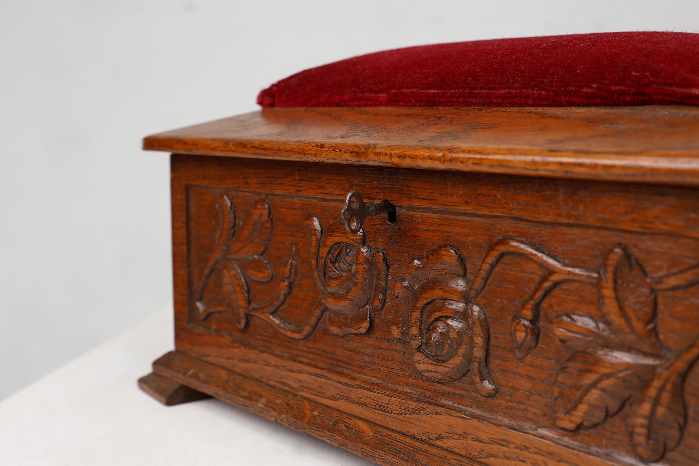 Costurero Art Decó con rosas esculpidas y tapa de terciopelo rojo, Francia ca. 1900 Tallado a mano en venta
