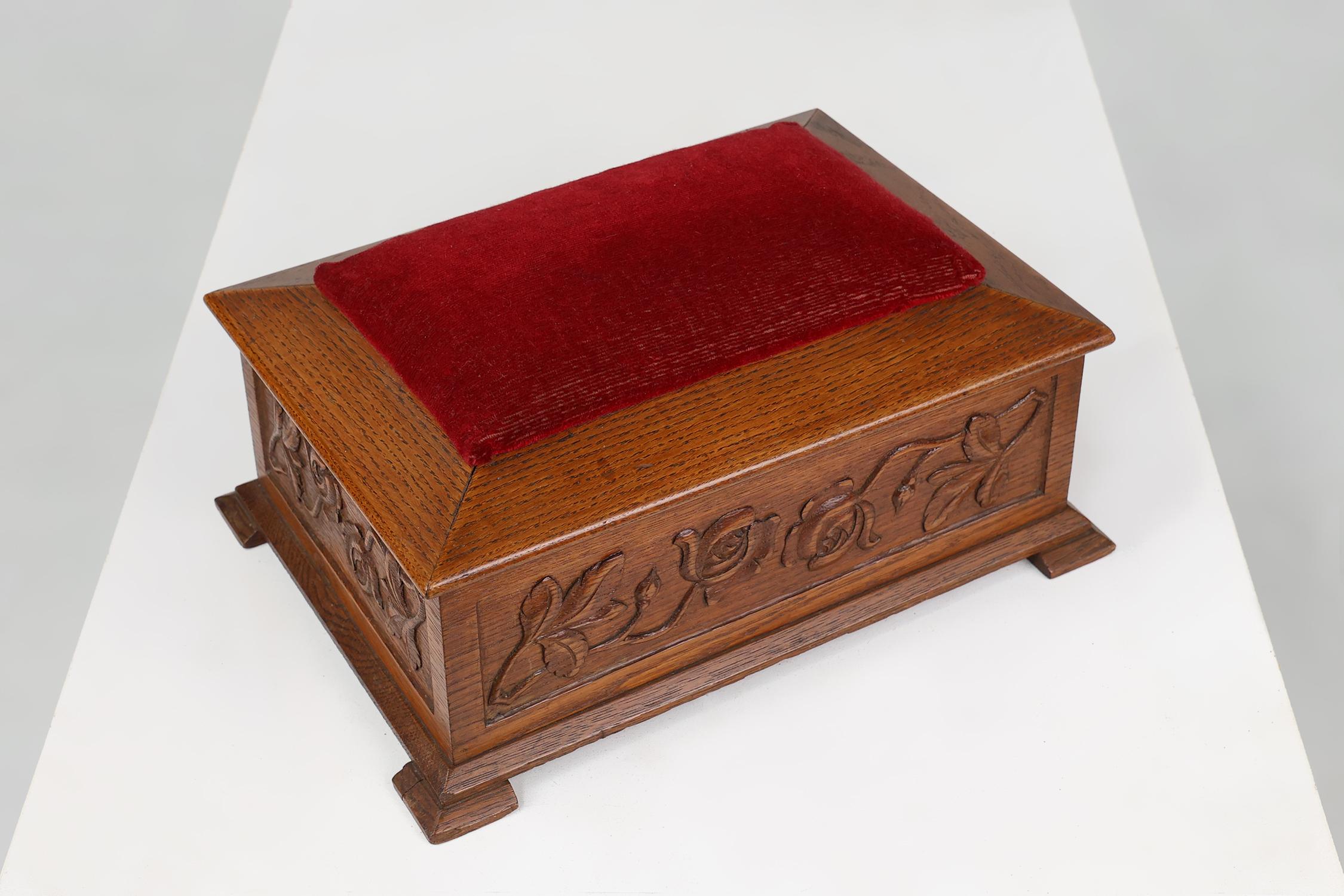 Costurero Art Decó con rosas esculpidas y tapa de terciopelo rojo, Francia ca. 1900 en Bueno estado para la venta en Meulebeke, BE