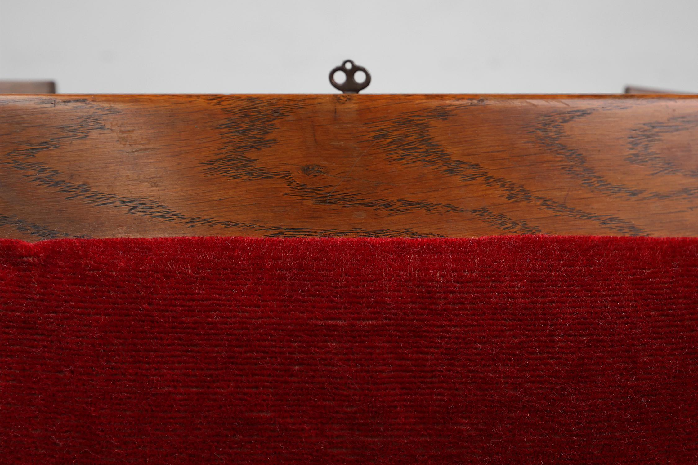 Costurero Art Decó con rosas esculpidas y tapa de terciopelo rojo, Francia ca. 1900 en venta 2