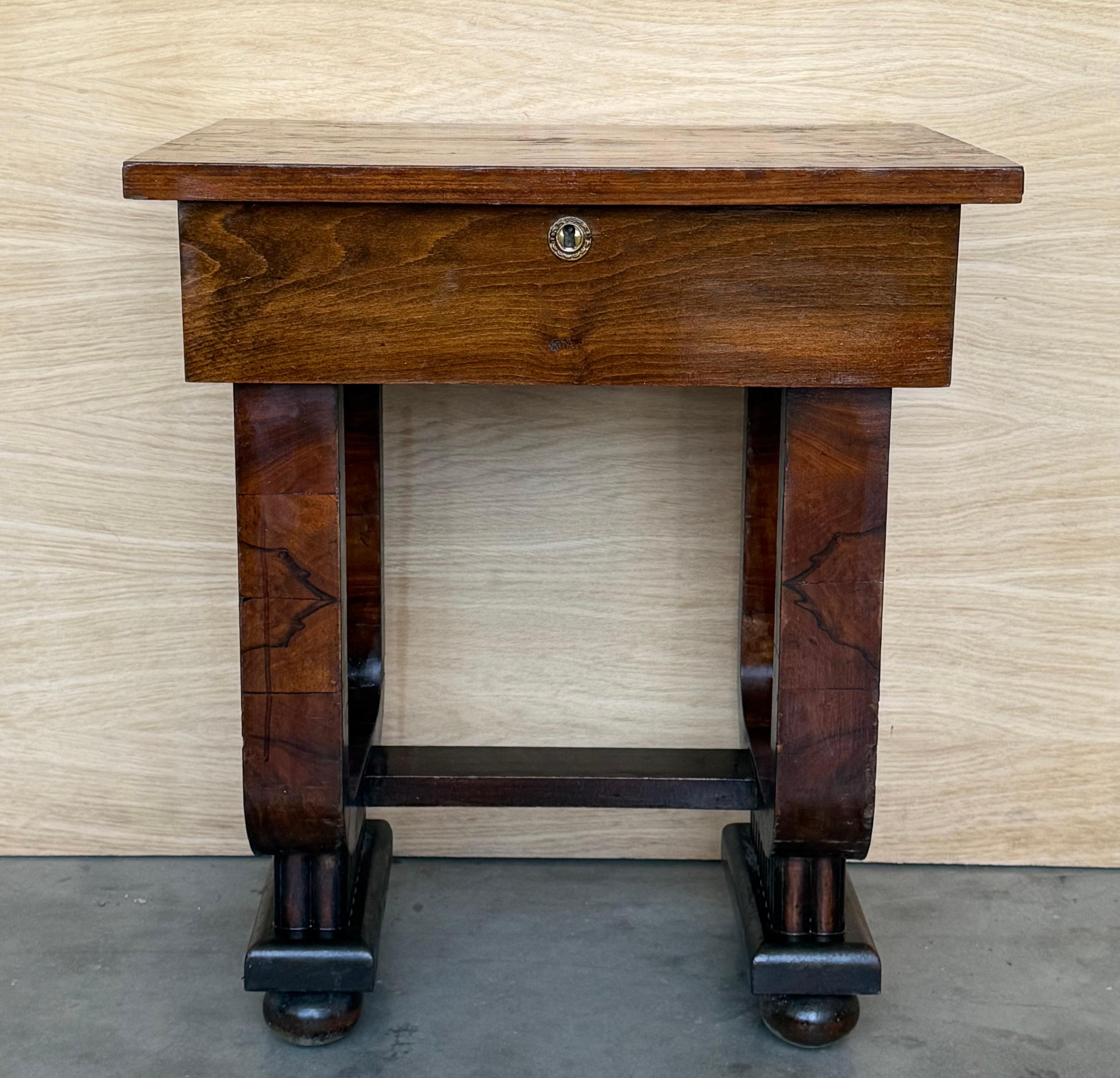 French Restoration mahogany travailleuse sewing (thread stand - side table - jewelry dressing table) with light, warm, beautifully aged patina.  

 Having a highly figured light mahogany hinged lid top, lifting open to reveal a striking finished