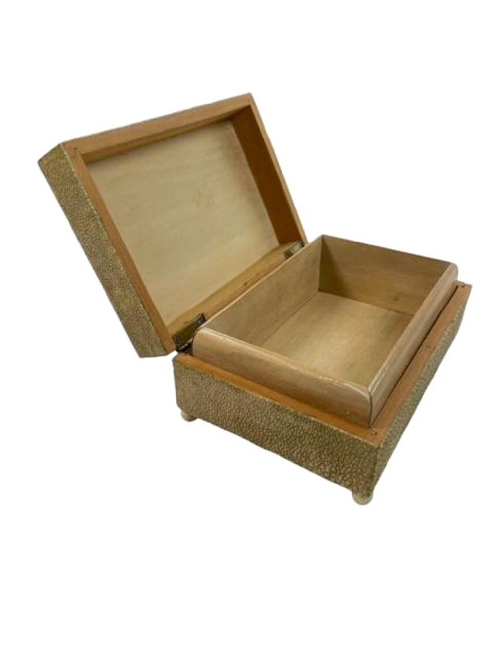 Caja de cigarrillos Art Decó de Shagreen con patas de bola y tapa con bordes de hueso en venta 5