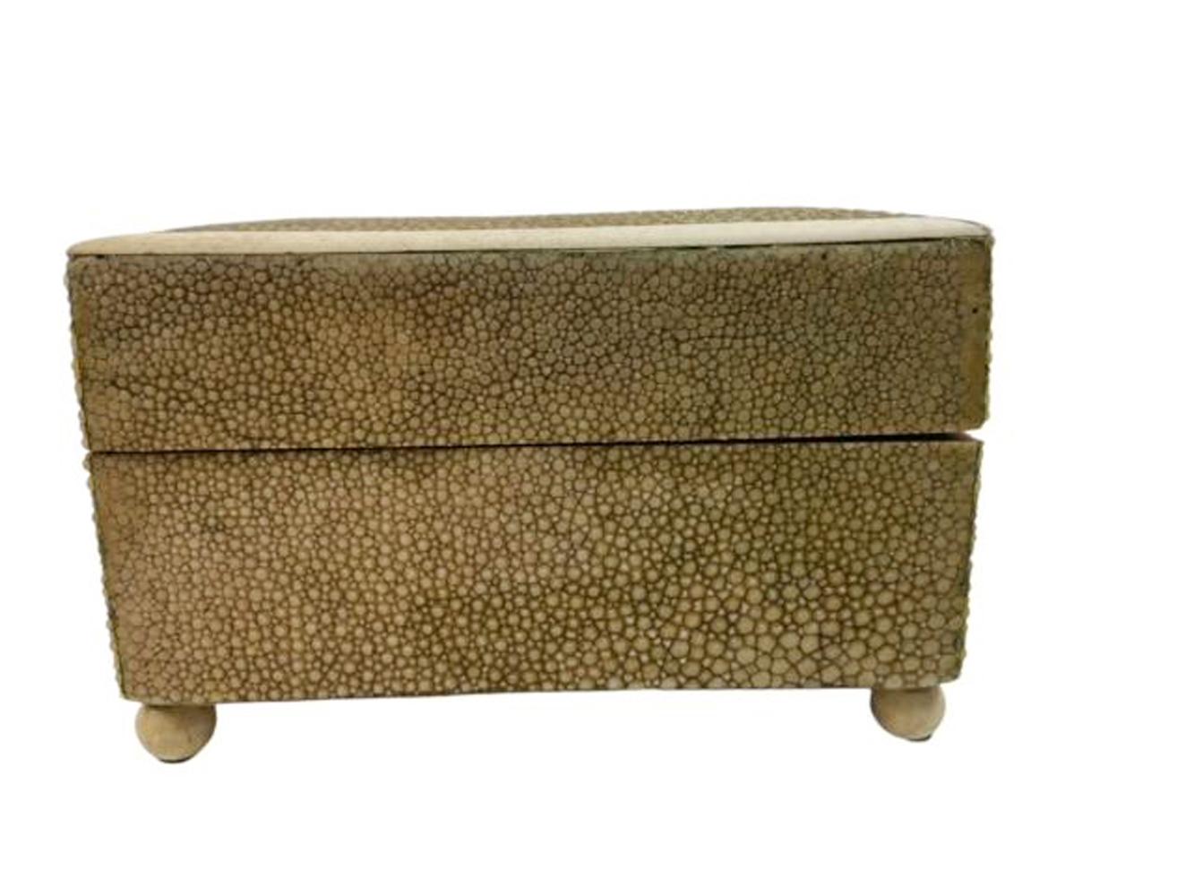 Caja de cigarrillos Art Decó de Shagreen con patas de bola y tapa con bordes de hueso Inglés en venta