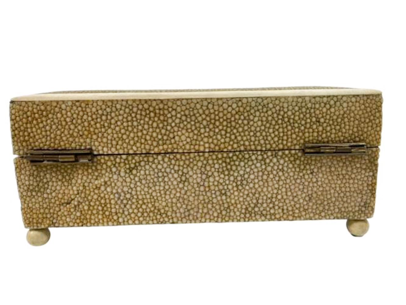 Caja de cigarrillos Art Decó de Shagreen con patas de bola y tapa con bordes de hueso en Bueno estado para la venta en Chapel Hill, NC